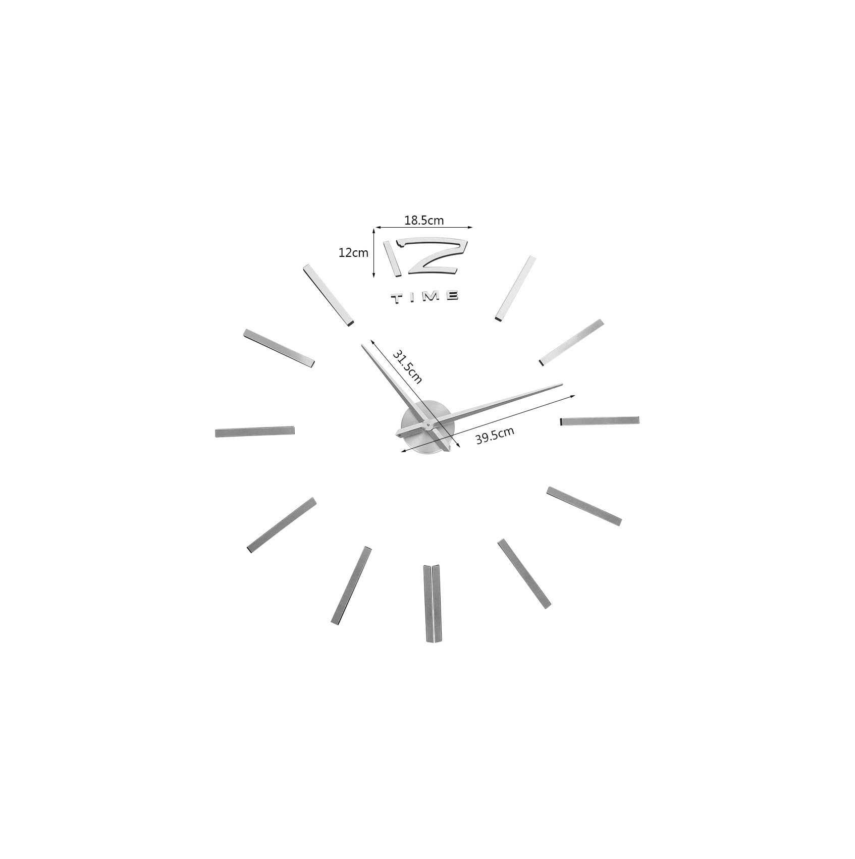 Eine moderne silberne Wanduhr mit Maßangaben und minimalistischen Strichmarkierungen vor weißem Hintergrund.