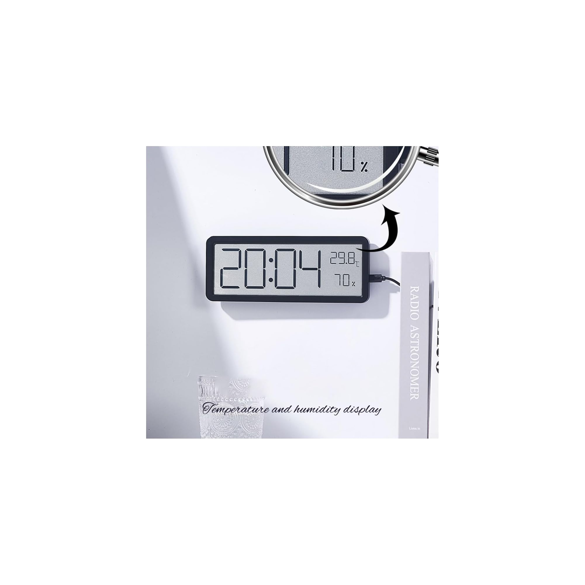 Digitale Uhr mit Temperatur- und Feuchtigkeitsanzeige an einer Wand.