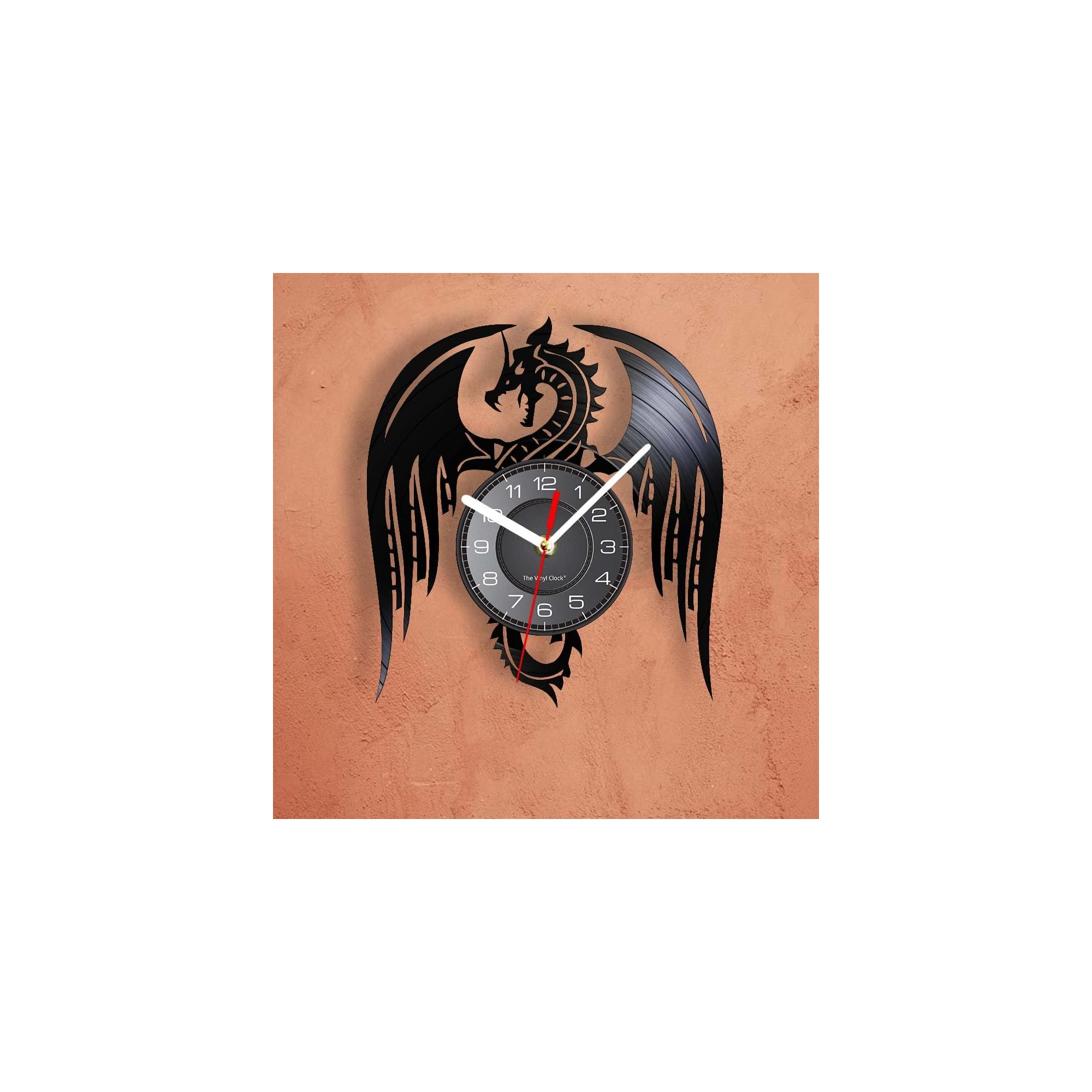 Eine Wanduhr aus Vinyl mit einem Drachenmotiv und Flügeln, montiert an einer orange-braunen Wand.
