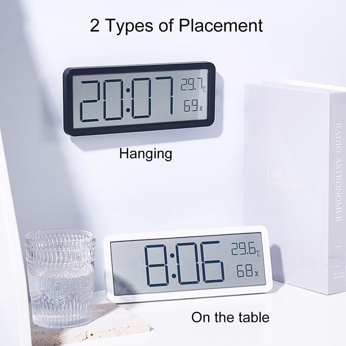 Digitale Uhr mit zwei Platzierungsoptionen: hängend an der Wand oder auf einem Tisch stehend.