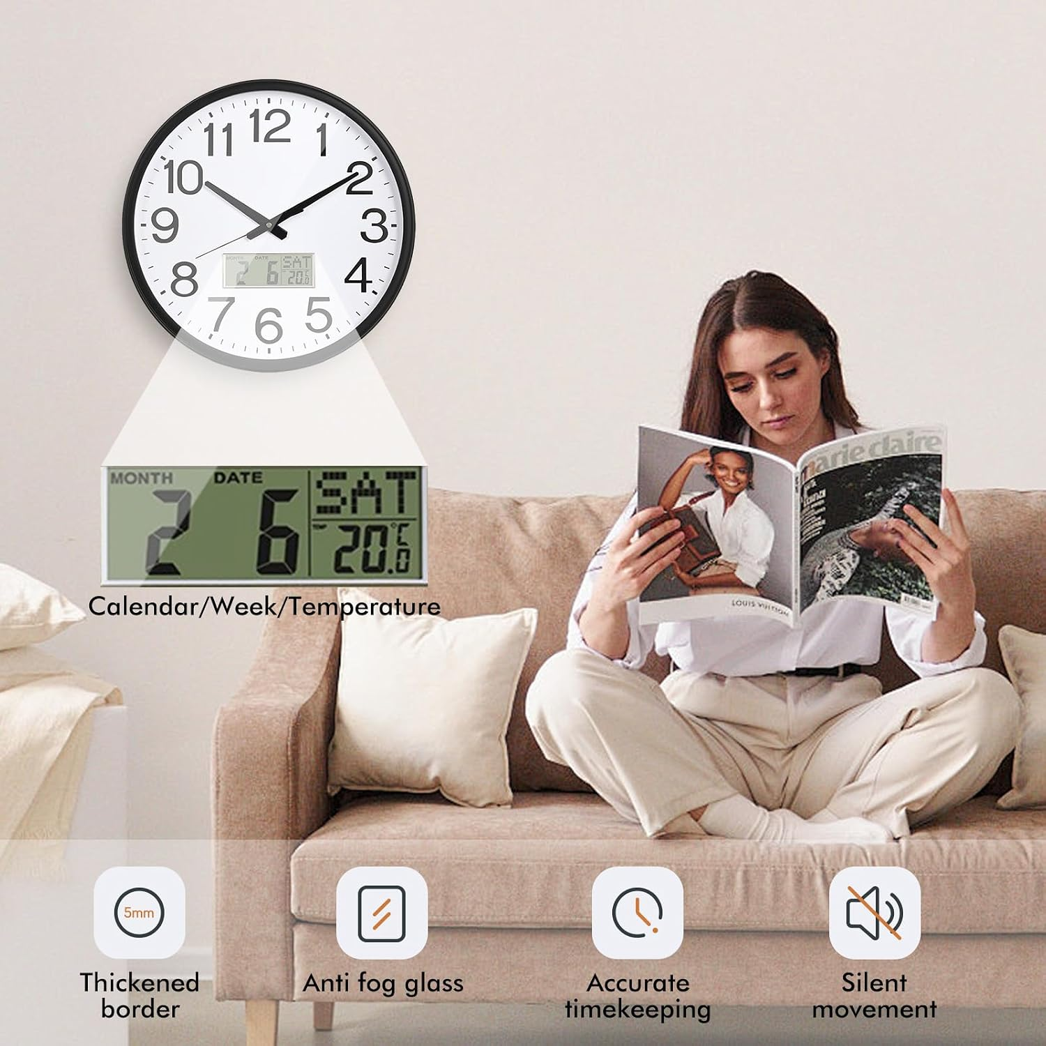 Frau sitzt auf Sofa und liest eine Zeitschrift neben einer Wanduhr.