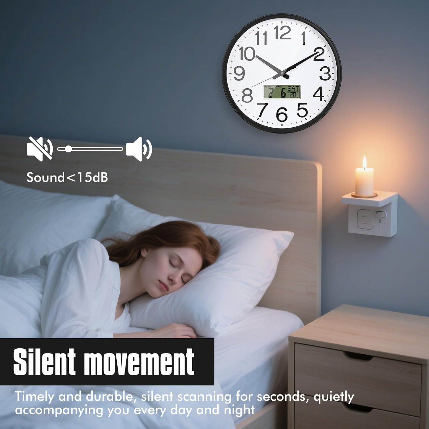 Eine Frau schläft friedlich im Bett, darüber eine Wanduhr und ein brennende Kerze auf einem Regal.