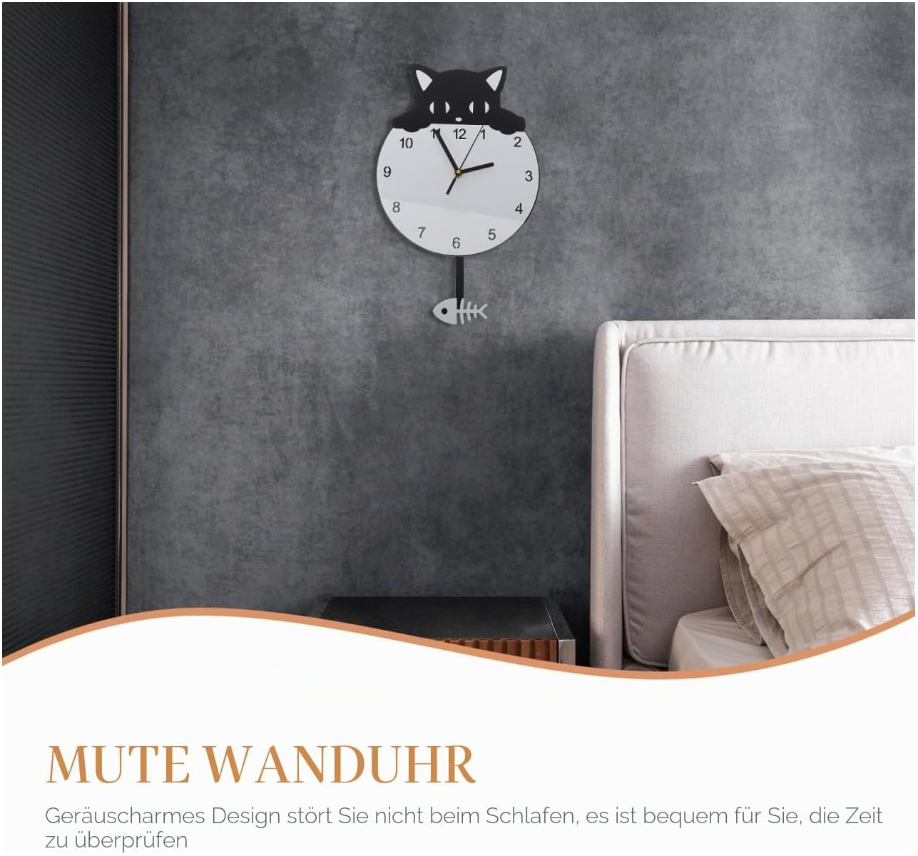 Schwarze Katzen-Wanduhr mit Pendel in Fischform über einem Bett.