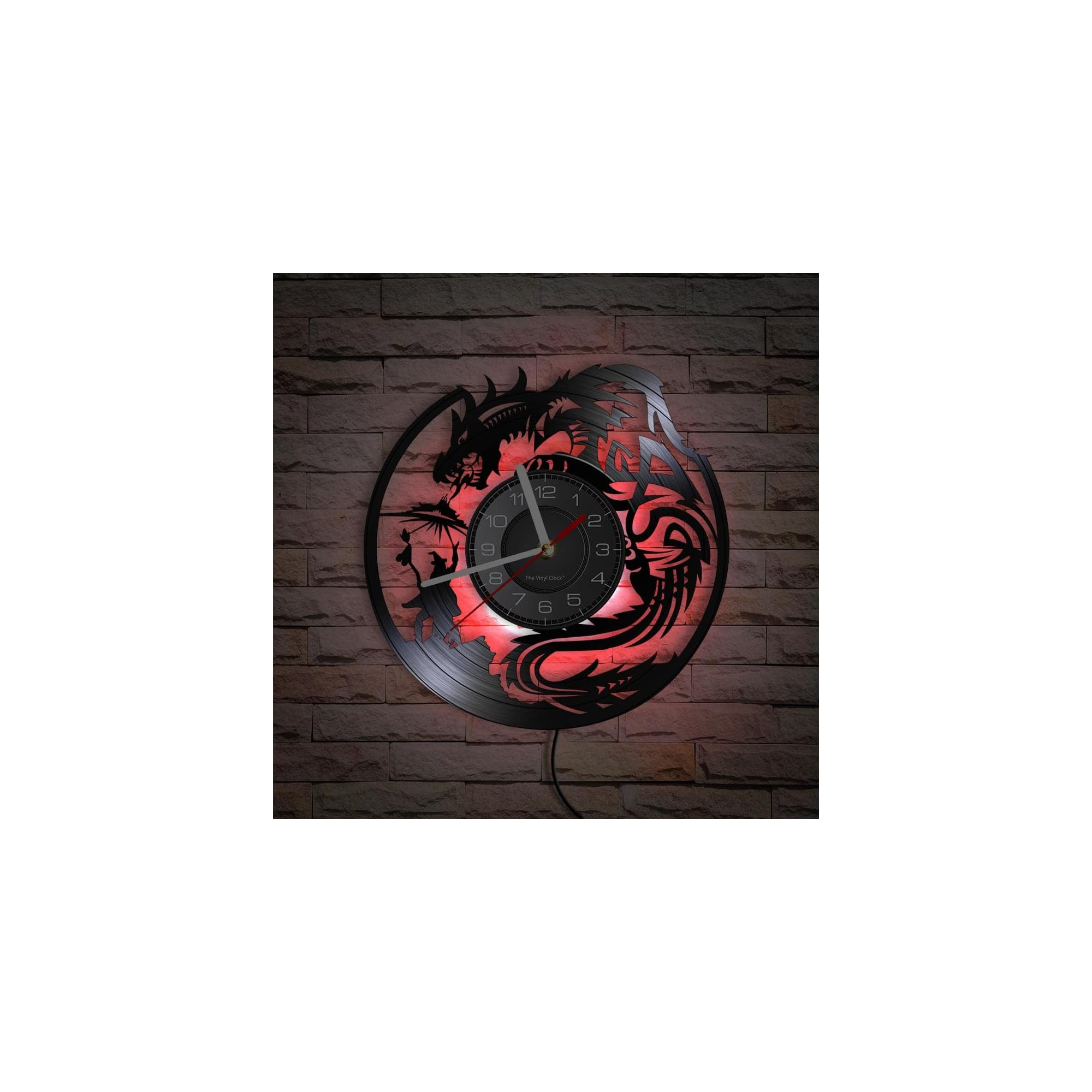 Eine schwarze Wanduhr aus Vinyl im Drachen-Design mit roter Hintergrundbeleuchtung hängt an einer Ziegelmauer.
