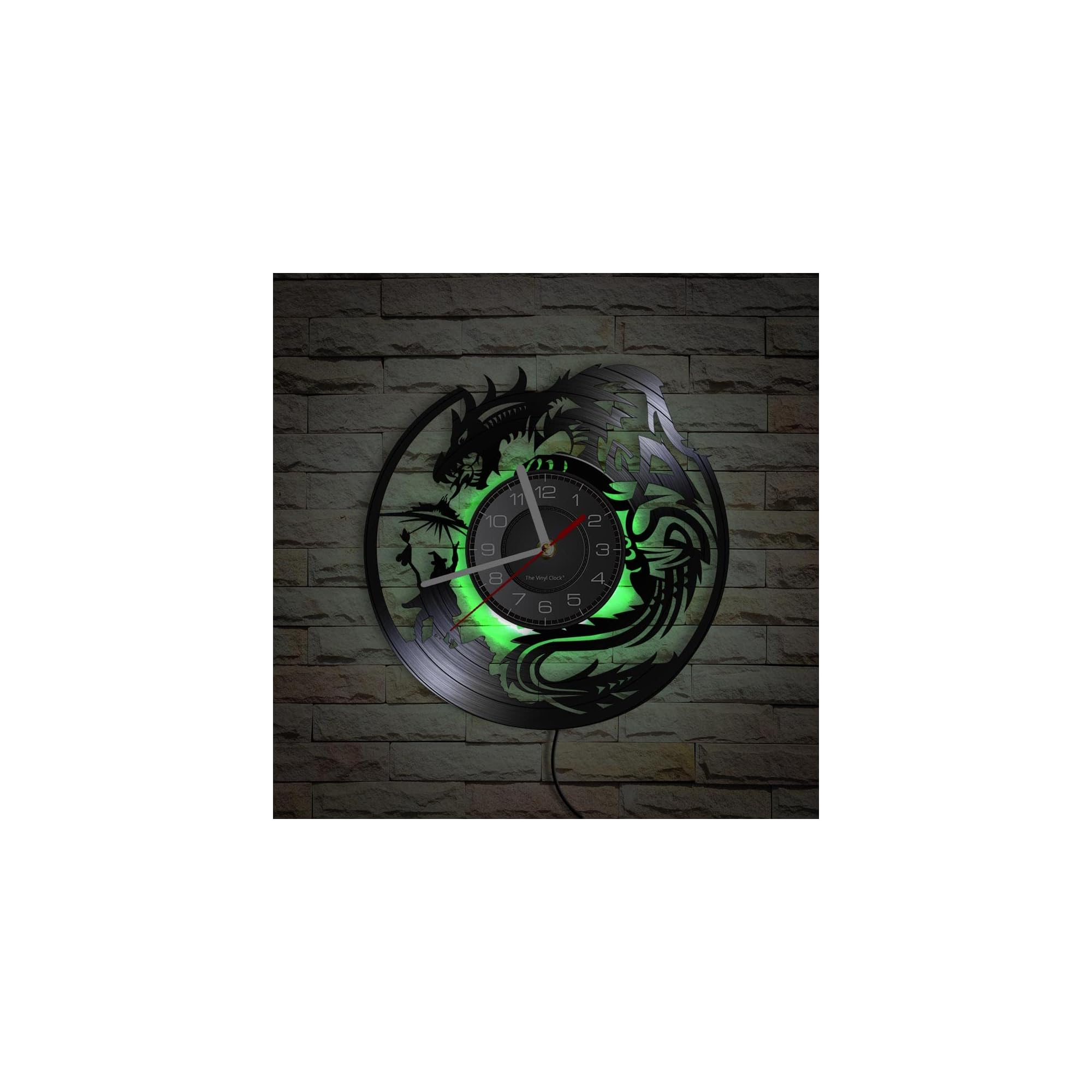 Wanduhr aus Vinyl mit Drachenmotiv und grüner Hintergrundbeleuchtung an einer Steinwand.