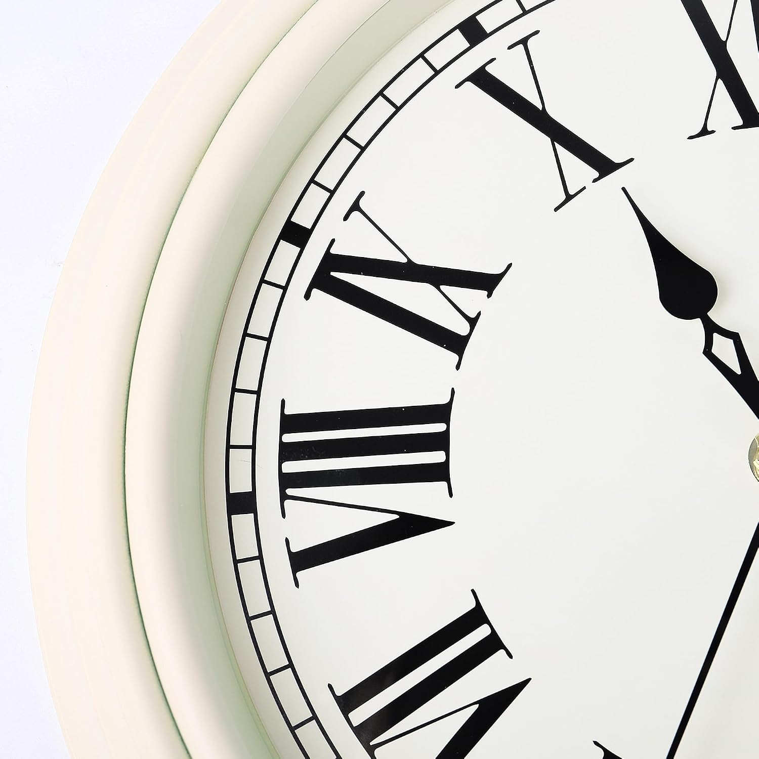 Nahaufnahme einer weißen Wanduhr mit schwarzen römischen Ziffern.