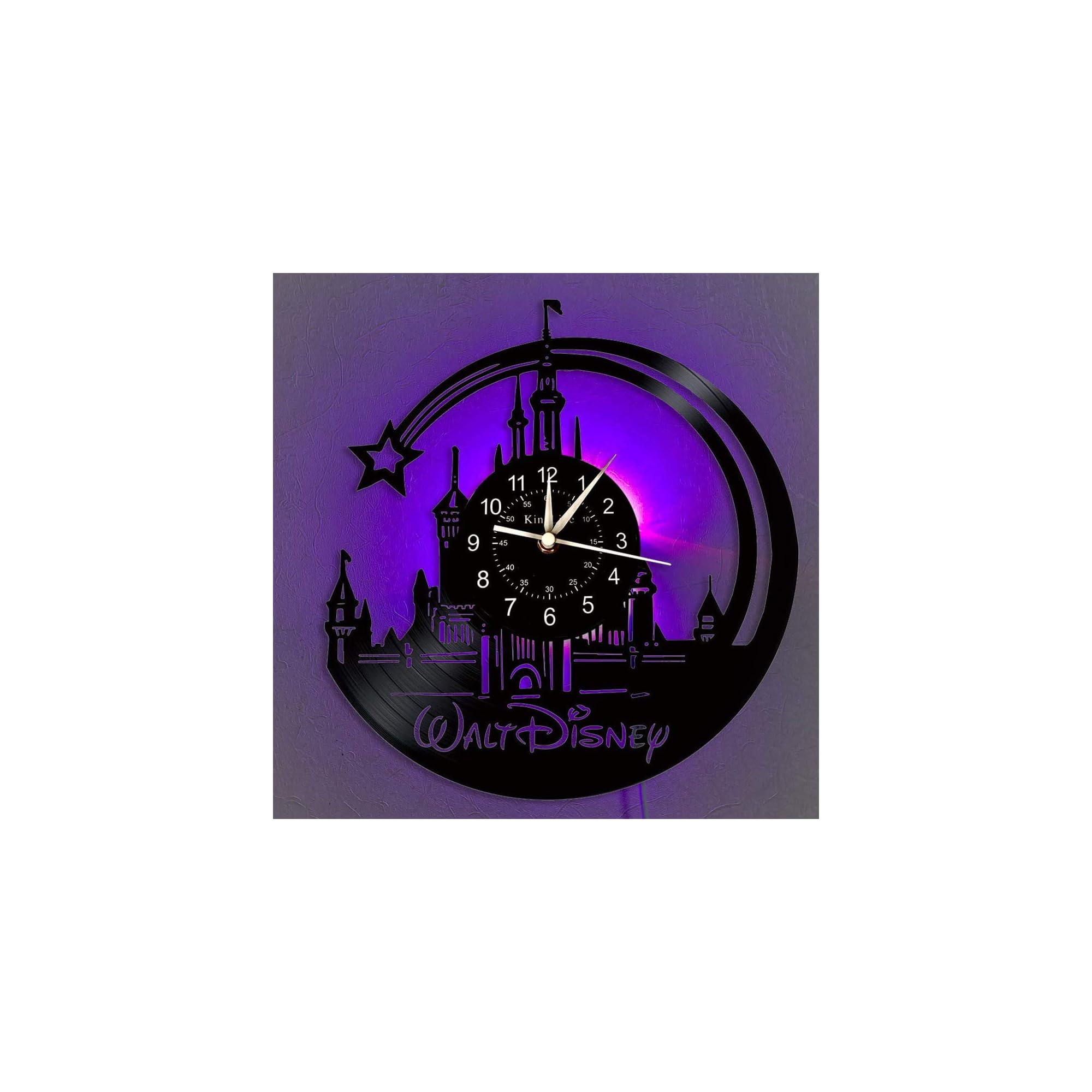 Eine Vinyl-Wanduhr mit einer Schloss-Silhouette und violetter Hintergrundbeleuchtung, verziert mit dem Walt Disney Logo.
