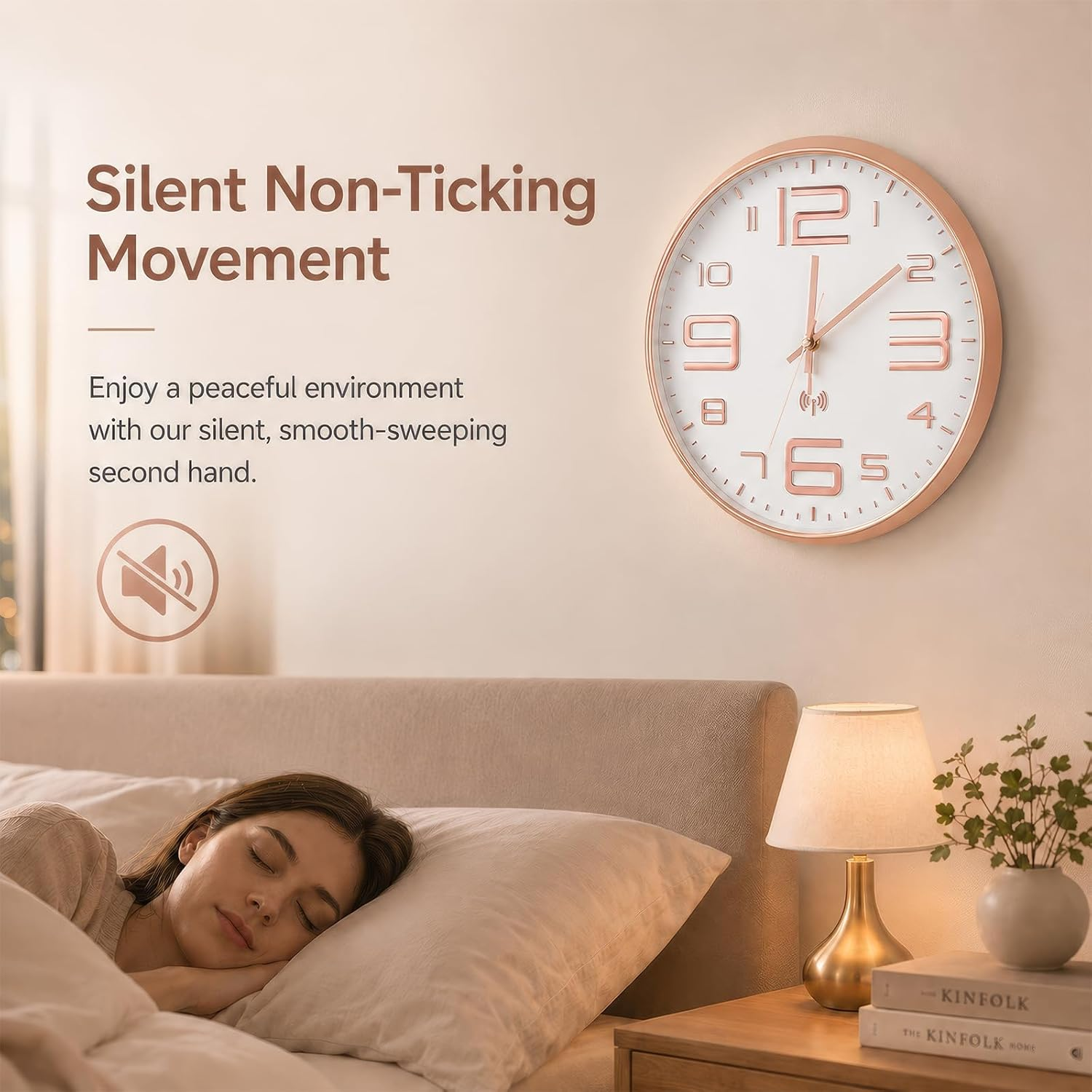 Eine Frau schläft friedlich in einem Bett neben einem Nachttisch mit Lampe, während eine leise Wanduhr hängt.