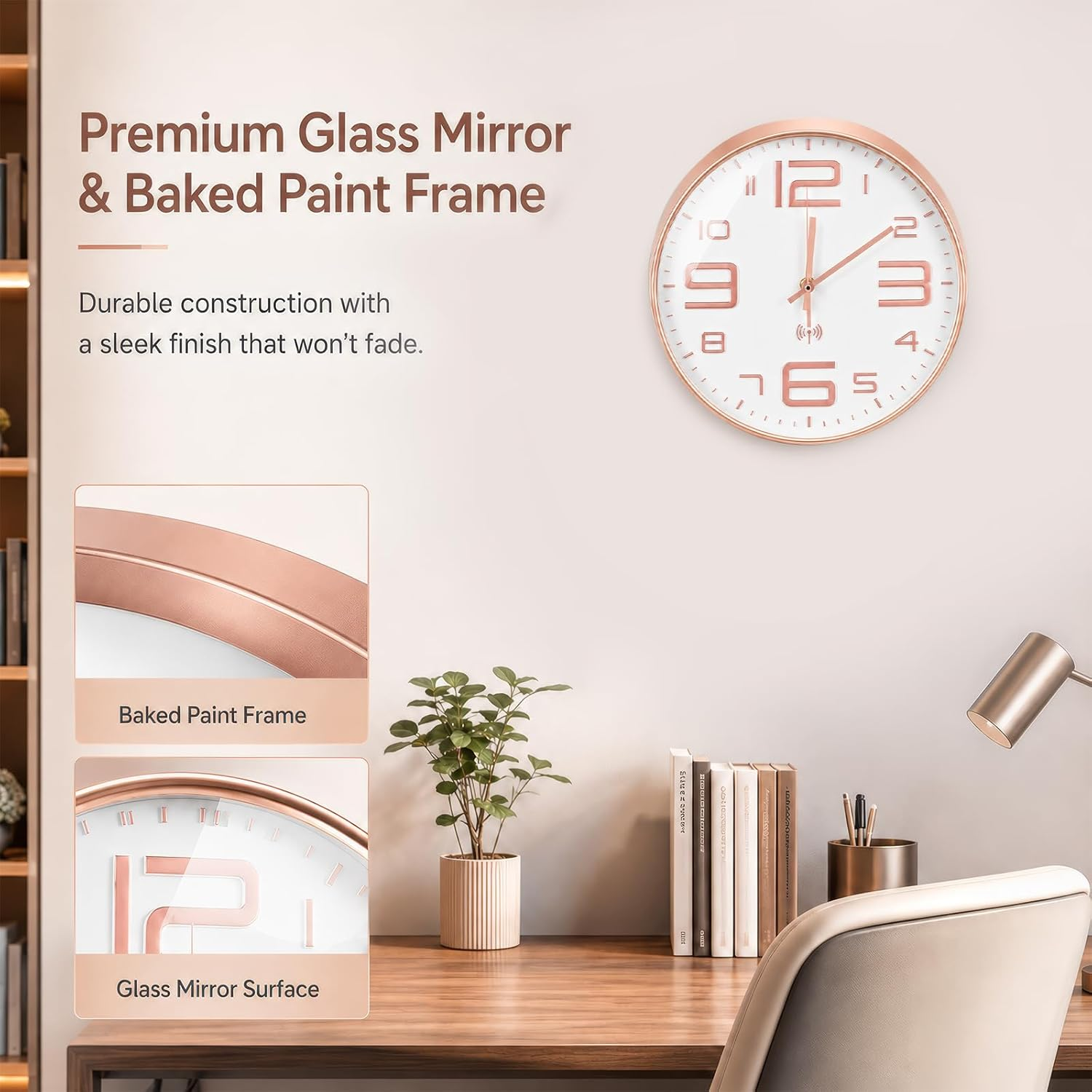Eine roségoldene Wanduhr hängt über einem Schreibtisch mit Lampe, Pflanzen und Büchern.