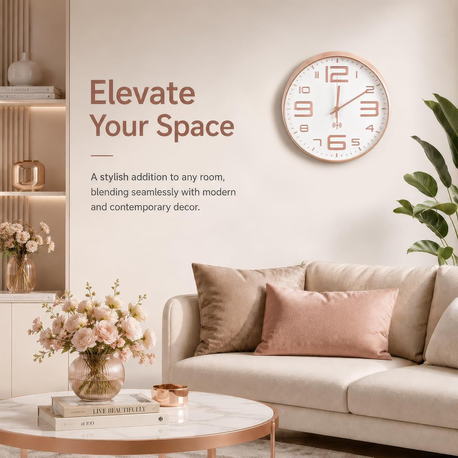 Ein beige Wohnzimmer zeigt eine runde Wanduhr, ein weißes Sofa mit Kissen, einen Marmor-Couchtisch mit Blumen und Werbetext.