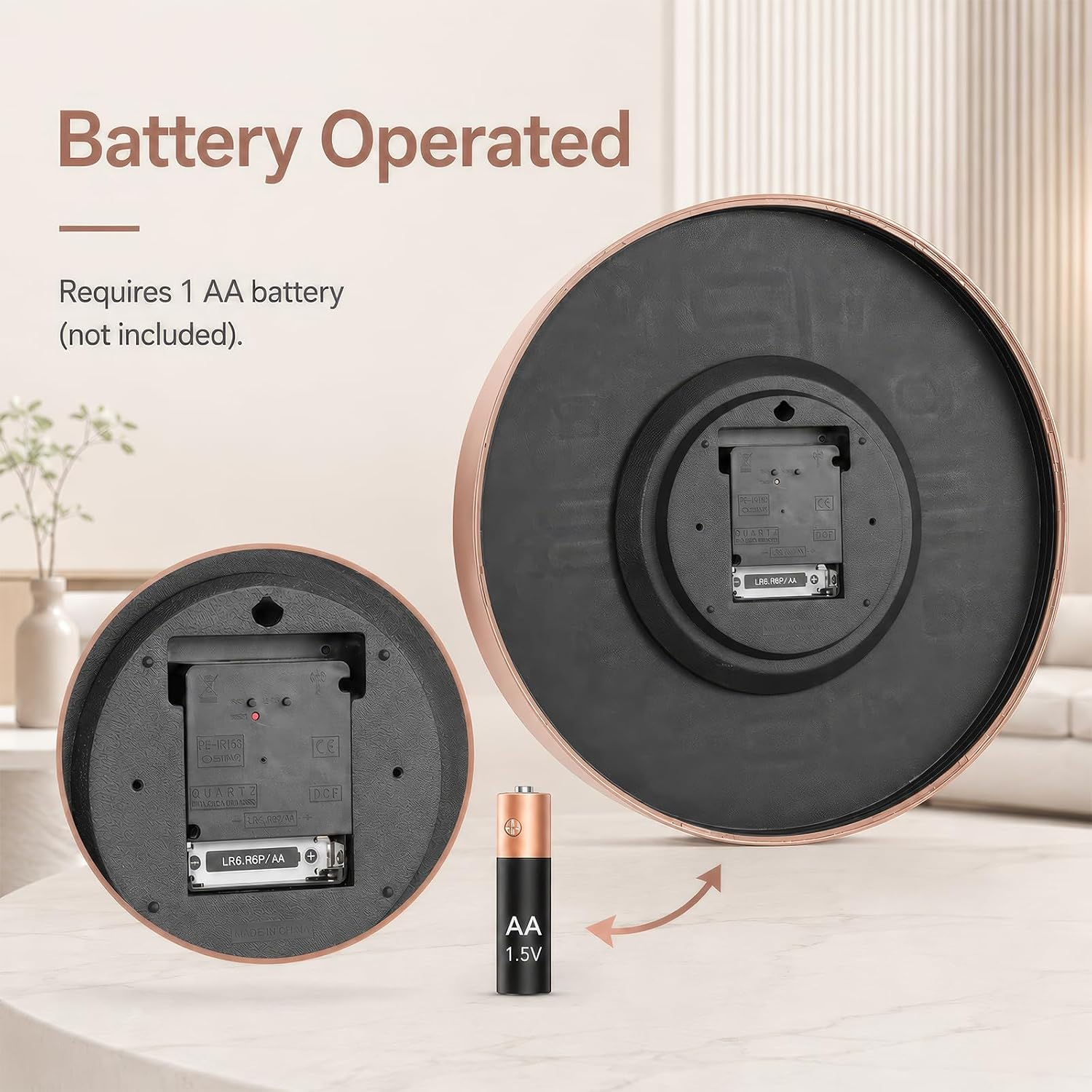 Rückseite einer Uhr mit einem AA-Batteriefach und Text zur Stromversorgung.