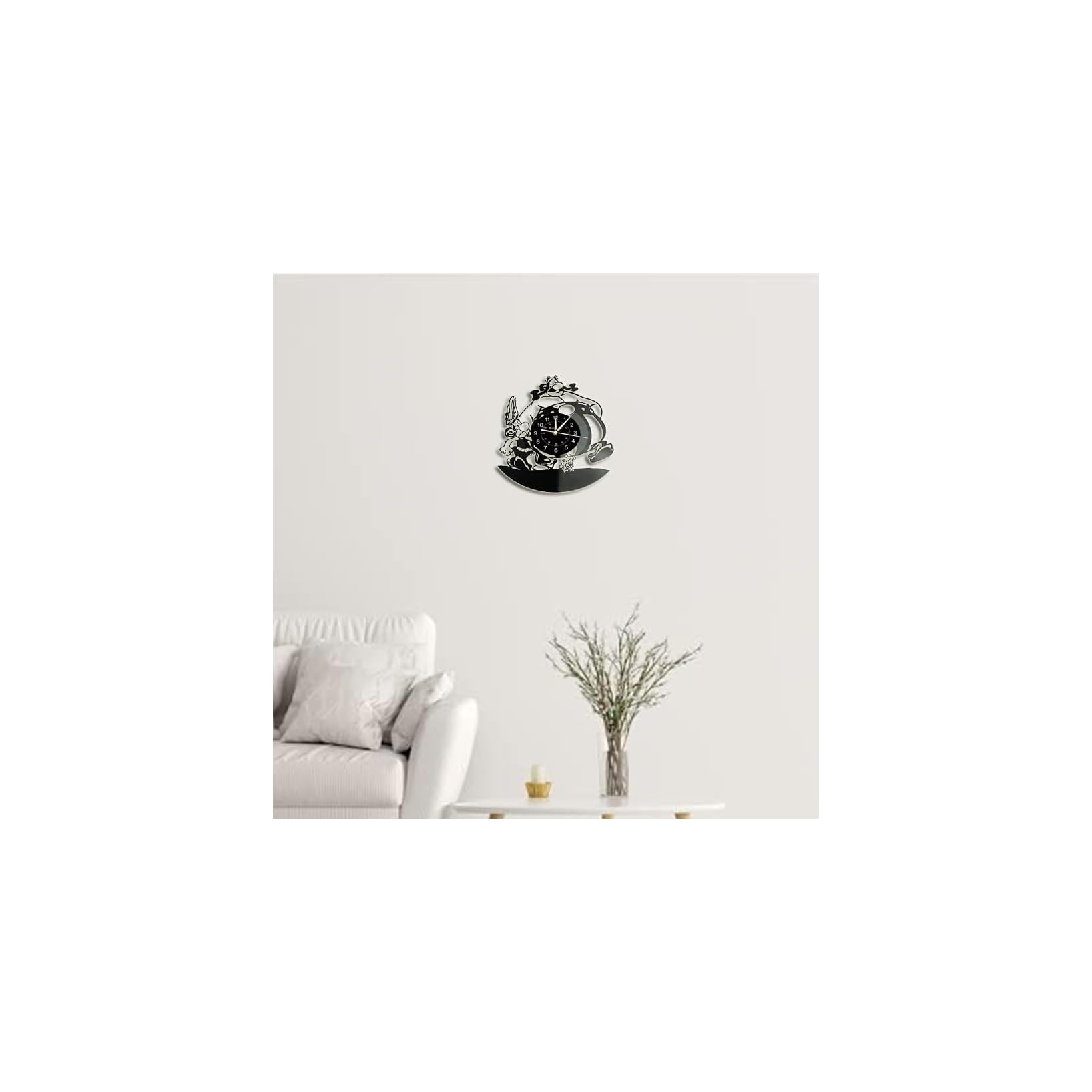 Eine Vinyluhr mit Zeichentrickmotiven hängt an einer weißen Wand über einem Sofa und einem Tisch.
