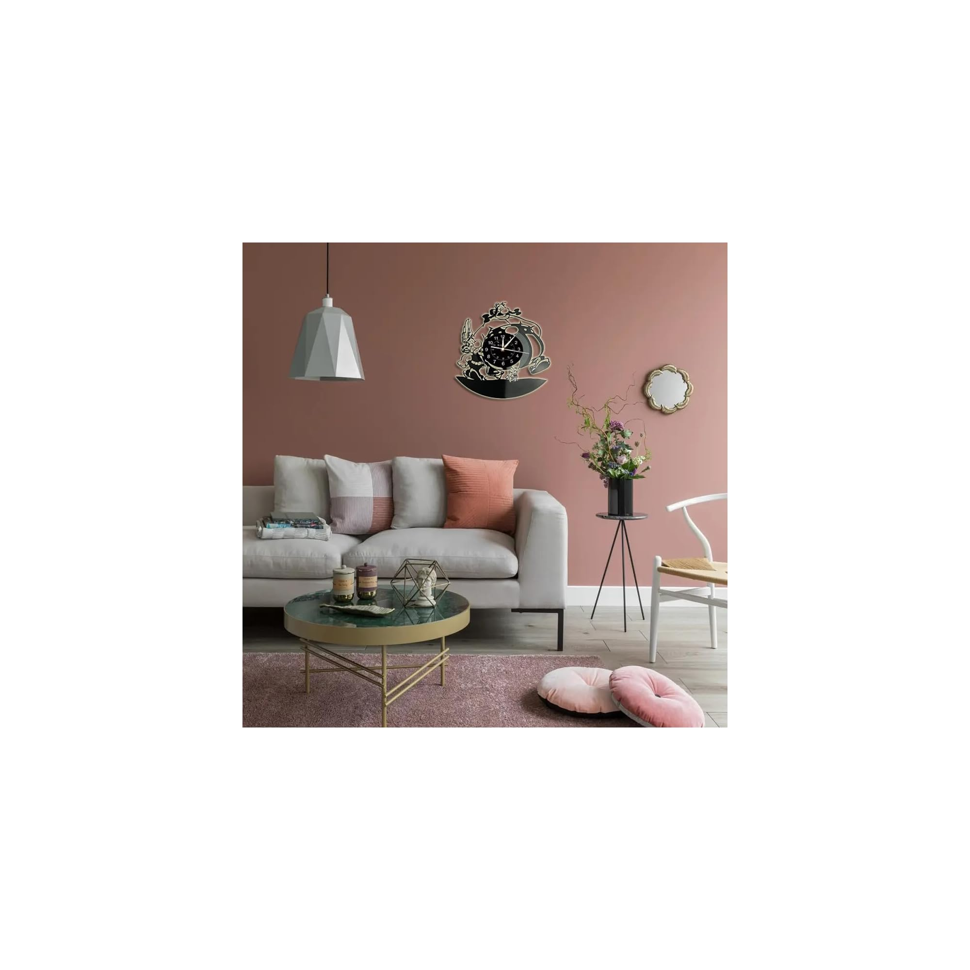 Ein modernes Wohnzimmer mit einem Beigefarbenen Sofa, rundem Couchtisch, dekorativer Uhr an rosa Wand und Pendelleuchte.