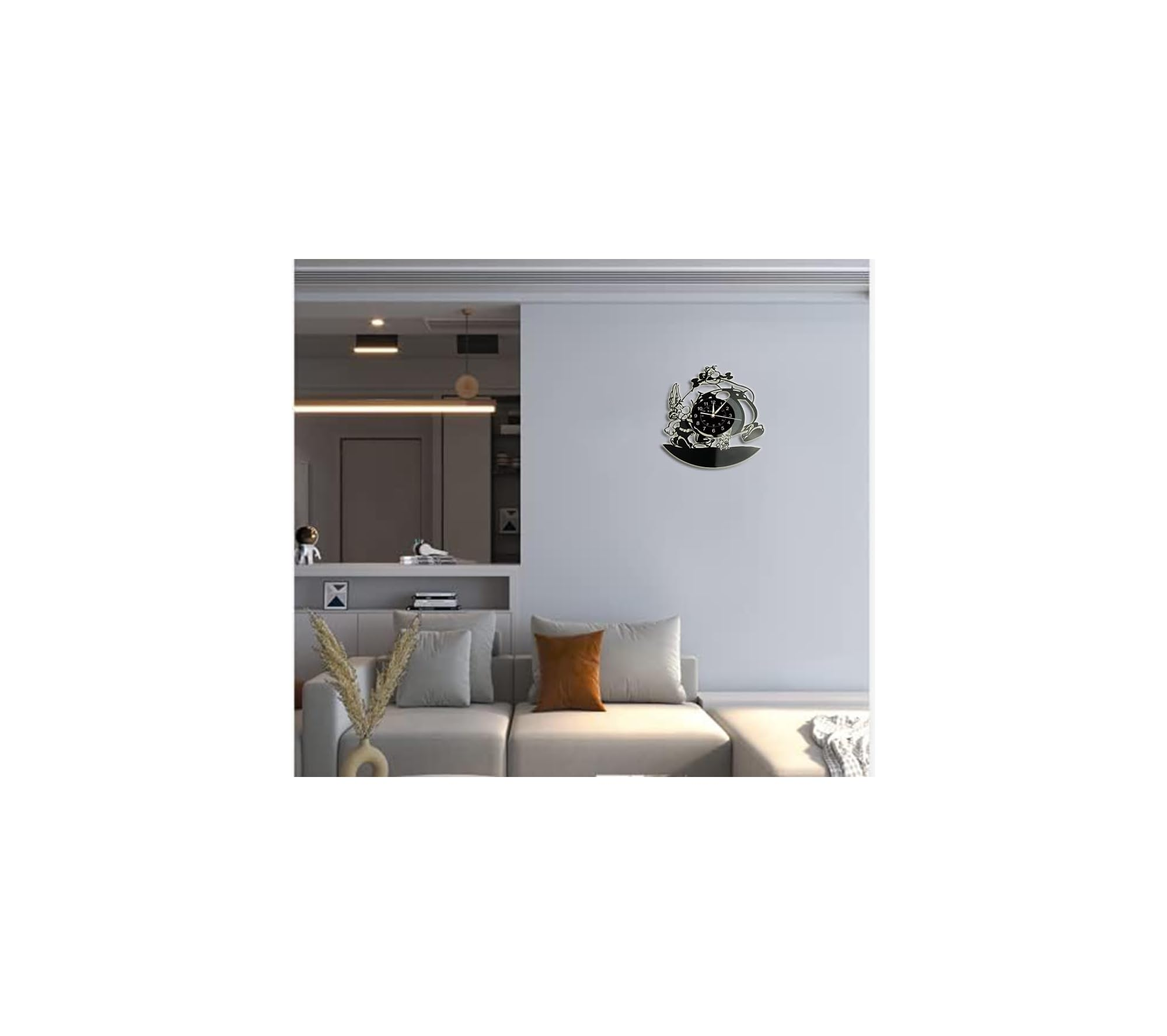 Wohnzimmer mit hellem Sofa, Kissen, Vase mit Pflanzen und einer dekorativen Wanduhr.