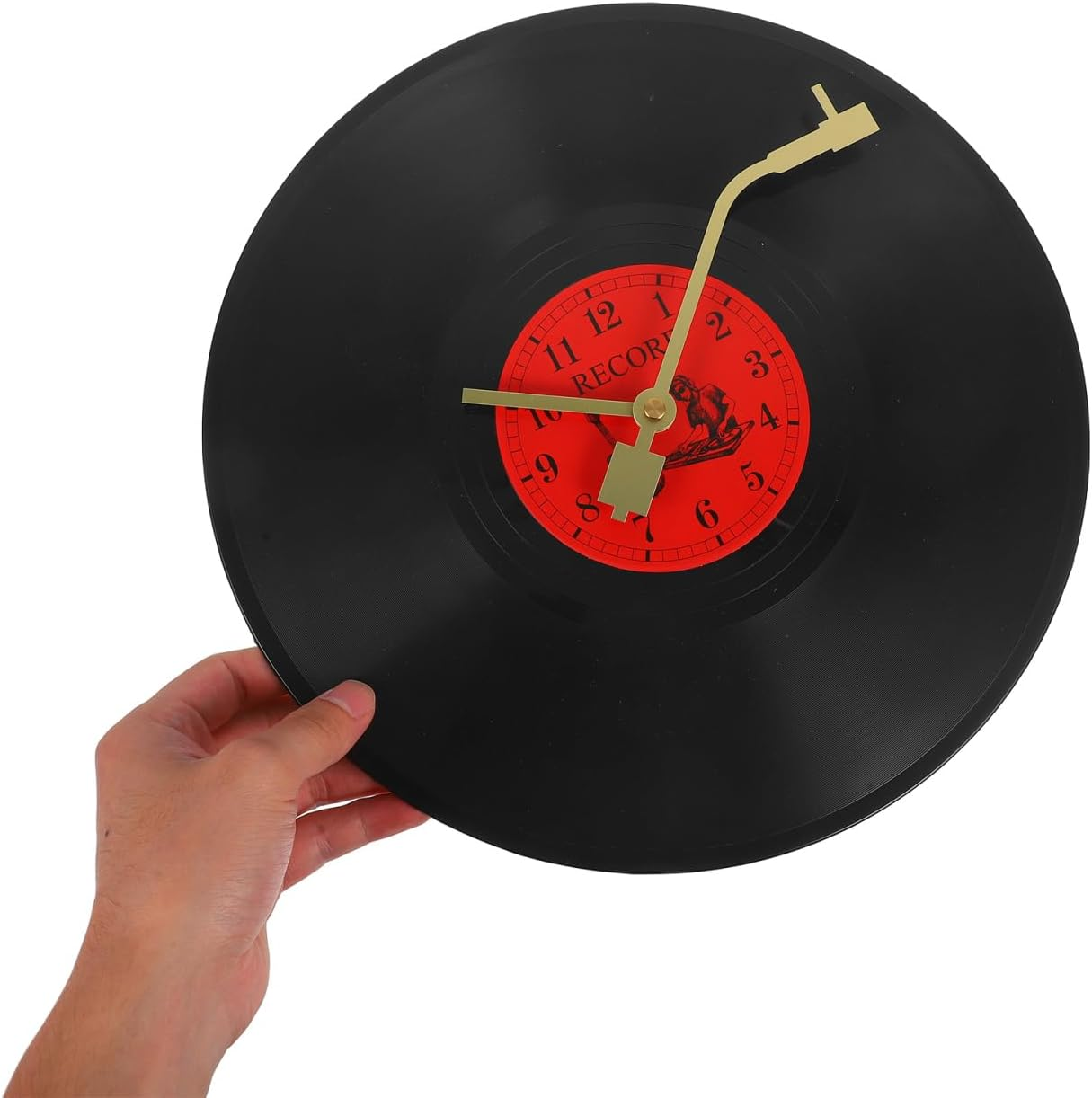 Eine Hand hält eine schwarze Schallplatte als Wanduhr mit rotem Zentrum und goldenen Zeigern.