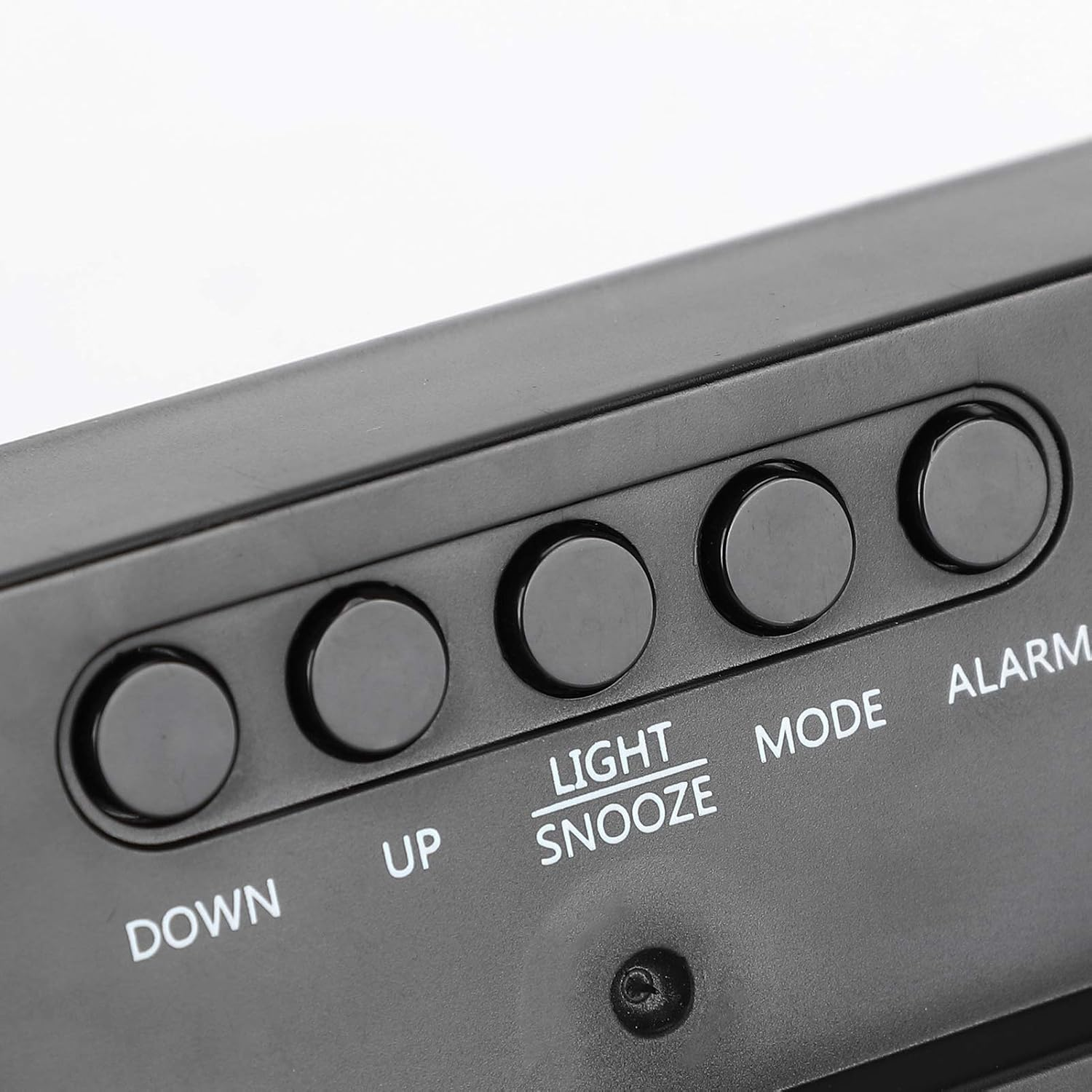 Schwarzes Uhrengehäuse mit fünf runden Knöpfen und weißer Beschriftung für DOWN, UP, LIGHT/SNOOZE, MODE und ALARM.