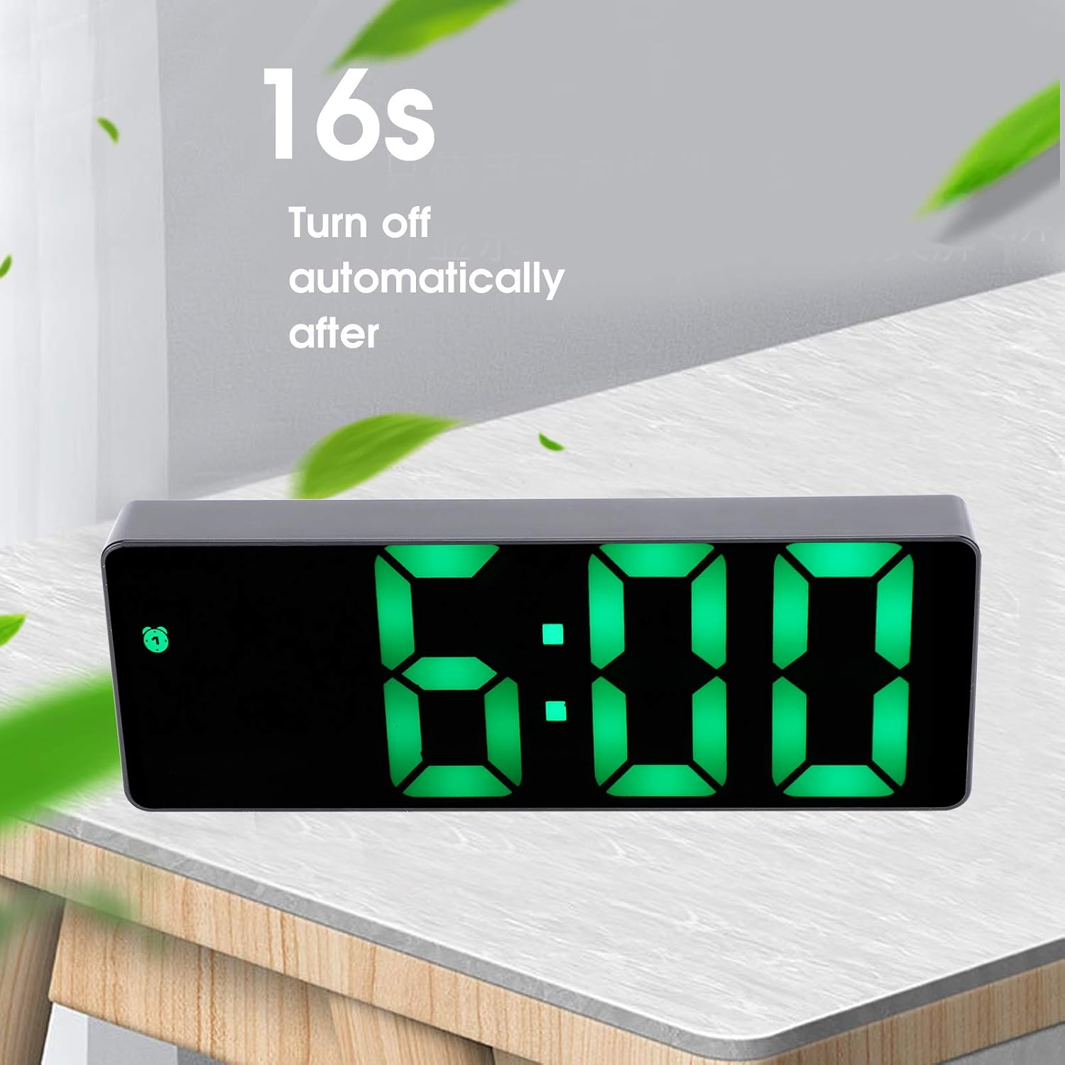 Digitale Uhr mit grünen LED-Zahlen 6:00 auf weißem Tisch.