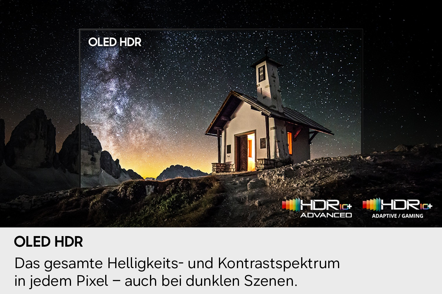 Una piccola chiesa sotto un cielo notturno stellato su una montagna.