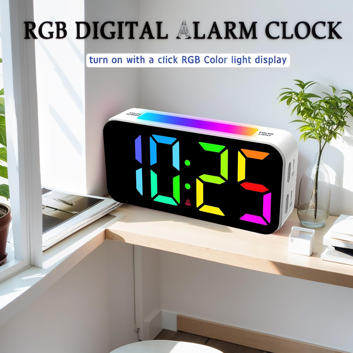 RGB-Digitalwecker mit bunten Zahlen auf einem Schreibtisch neben einem Fenster.