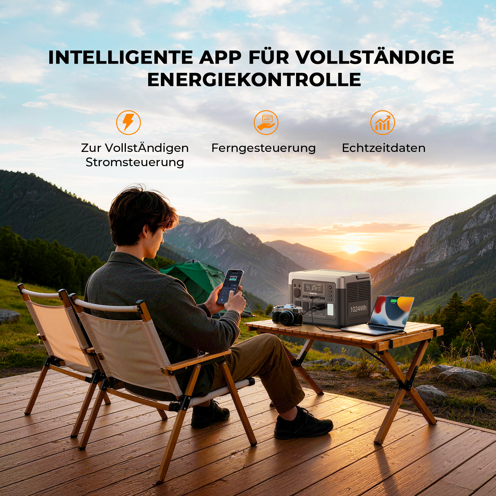 Ein Mann sitzt in den Bergen auf einer Holzterrasse und nutzt eine Powerstation zur Stromversorgung.