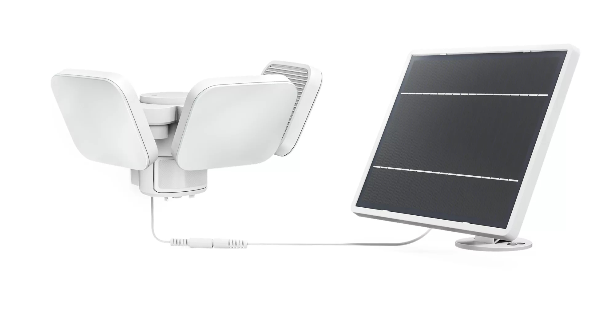 Ein weißer Flutlichtstrahler mit drei verstellbaren Paneelen, über ein Kabel mit einem Solarpanel verbunden.