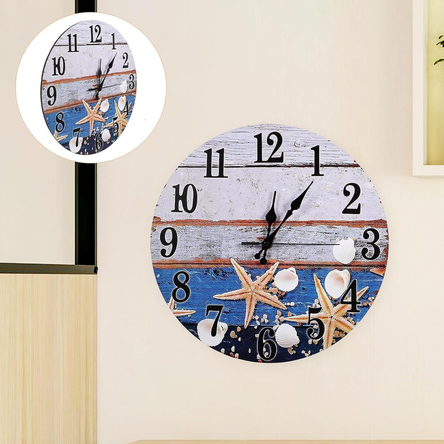 Eine runde Wanduhr mit maritimen Motiven, Seesternen und Muscheln auf Holzplanken.