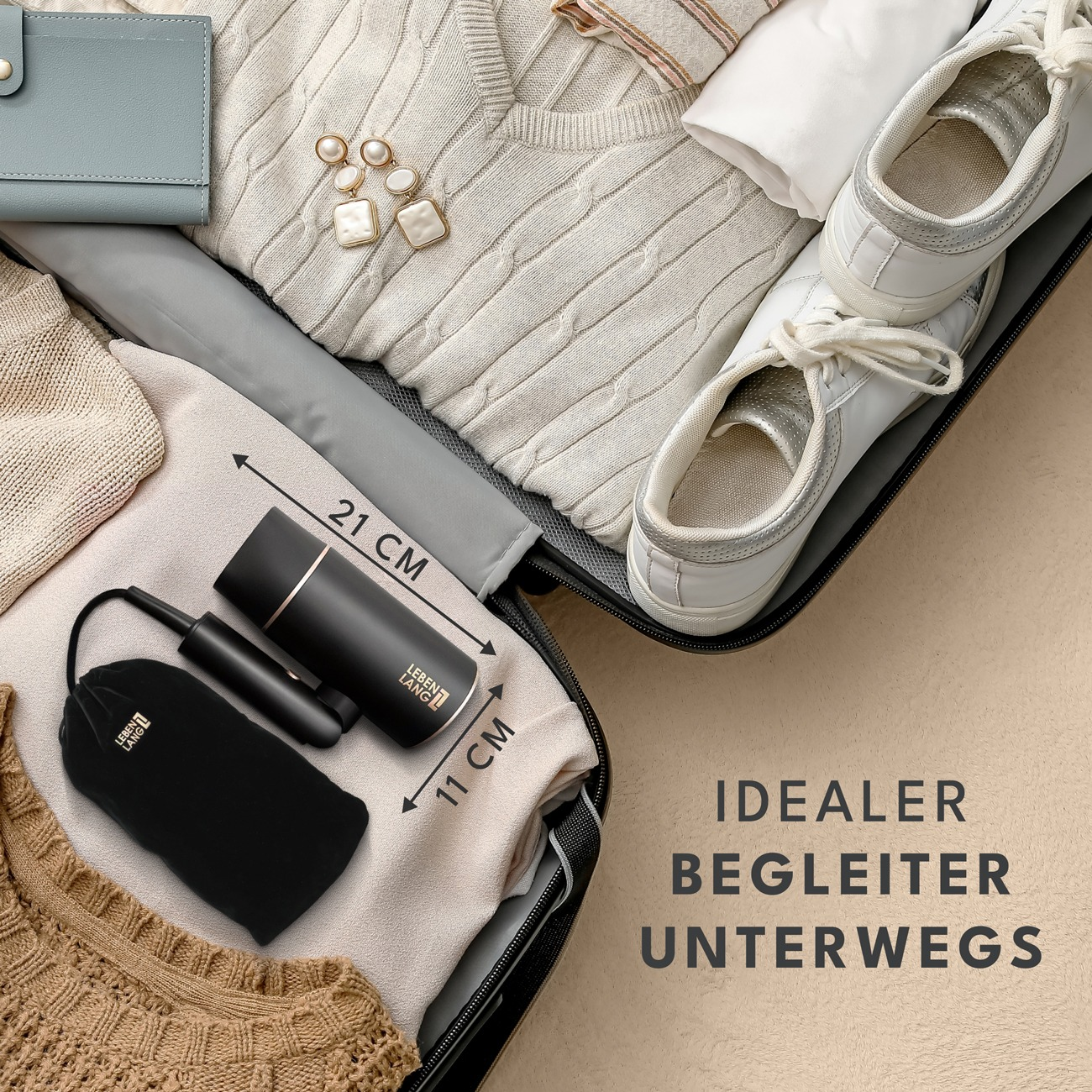 Ein gepackter Koffer mit weißer Kleidung, Sneakern, Accessoires und einem kompakten schwarzen Reißgerät.
