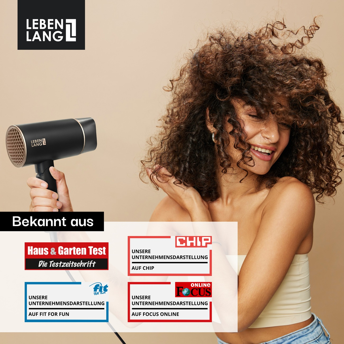 Eine Frau mit Locken lächelt, während sie einen schwarzen Haartrockner hält. Werbebanner im Vordergrund.