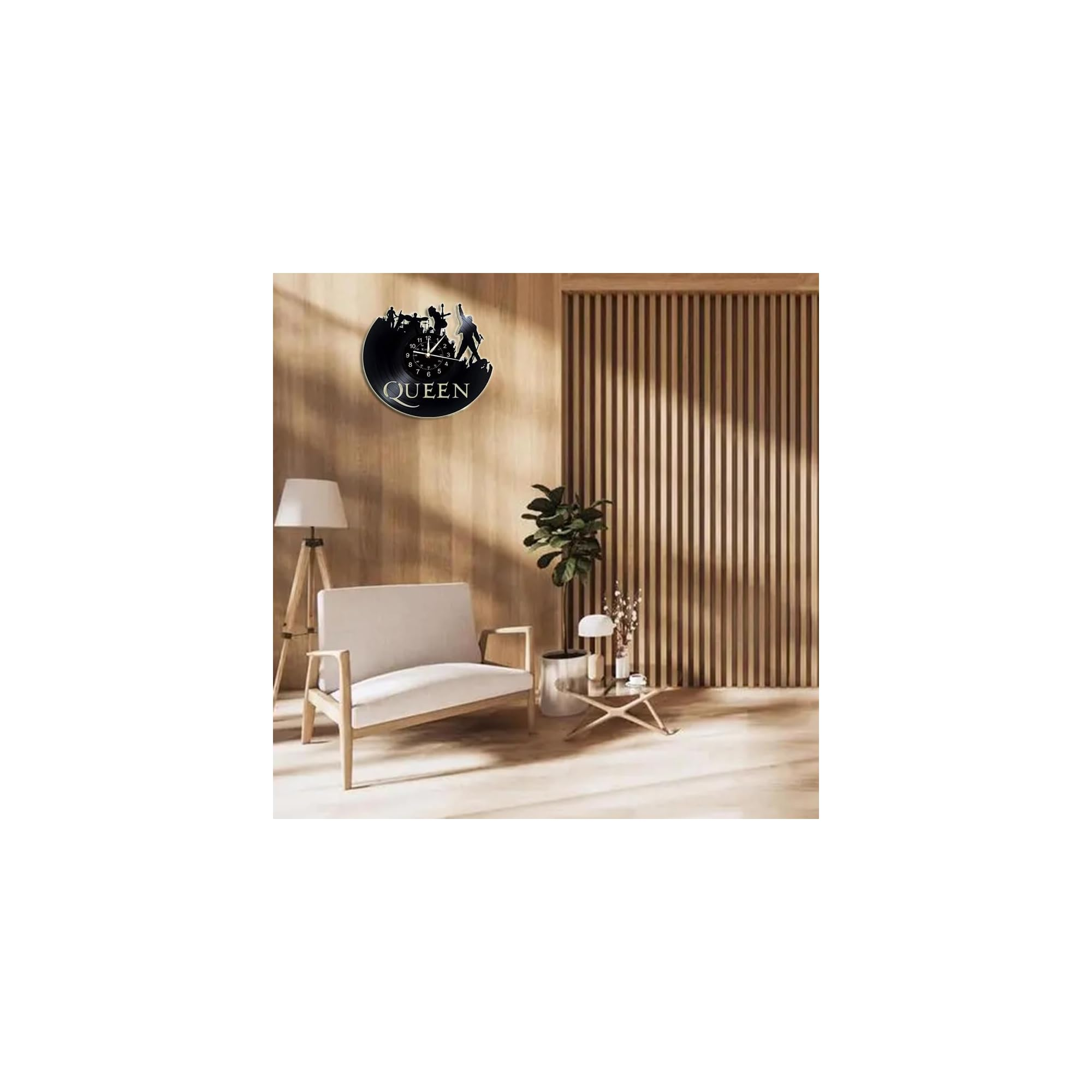 Ein modernes Wohnzimmer mit weißem Sessel, Holzlamellenwand, Pflanze und einer Queen-Schallplatten-Uhr.