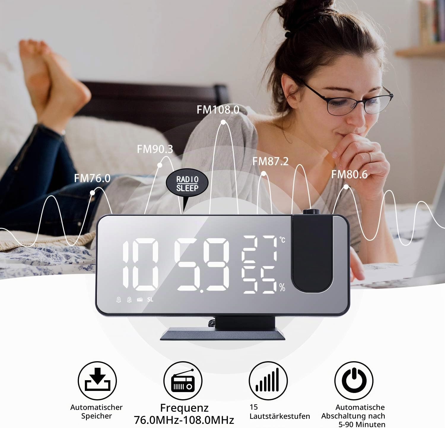 Digitale Nachttischuhr mit FM-Radio und Projektion vor einer Frau im Bett.