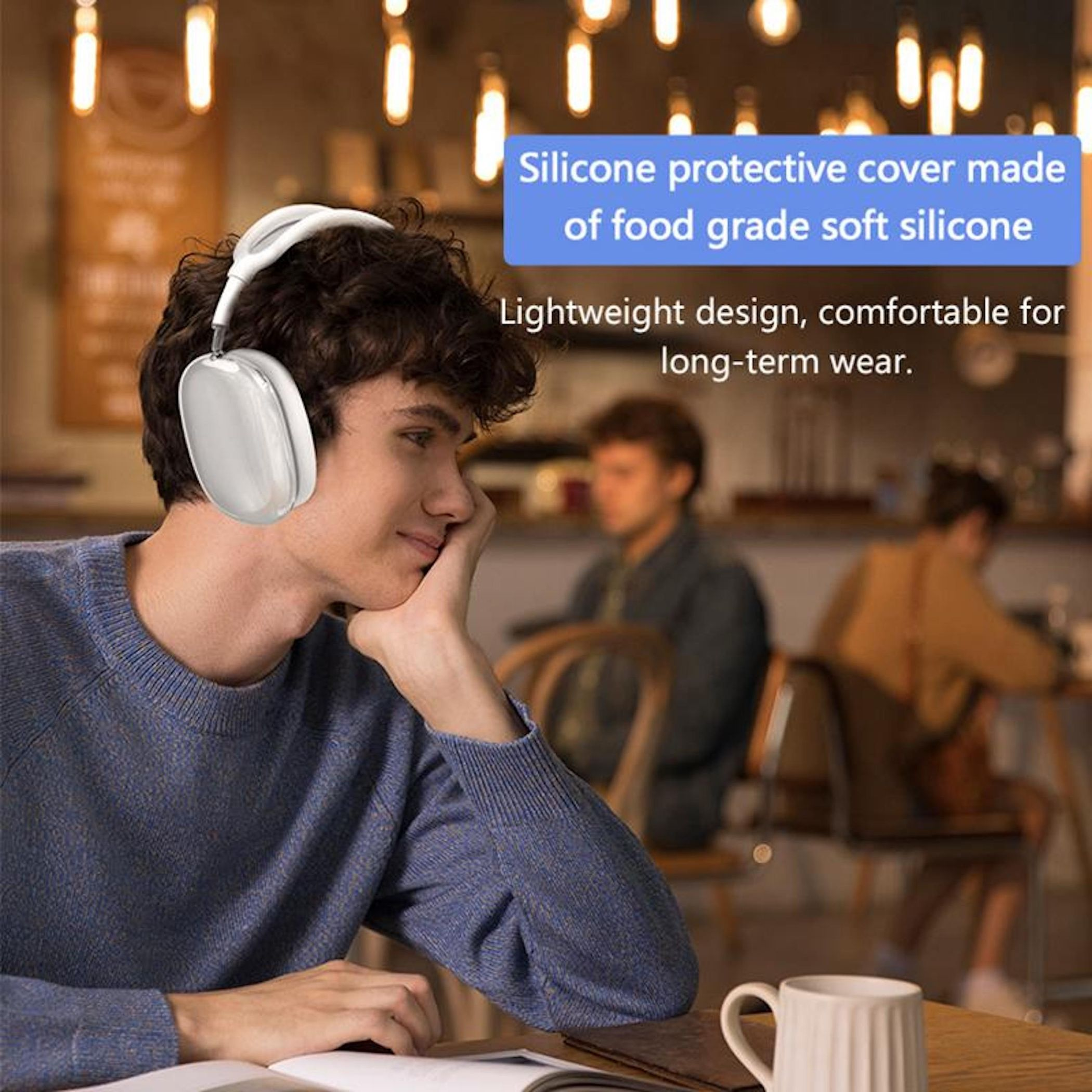 Ein Mann mit weißen Over-Ear-Kopfhörern sitzt in einem Café, mit Textüberlagerungen zum Silikonbezug.