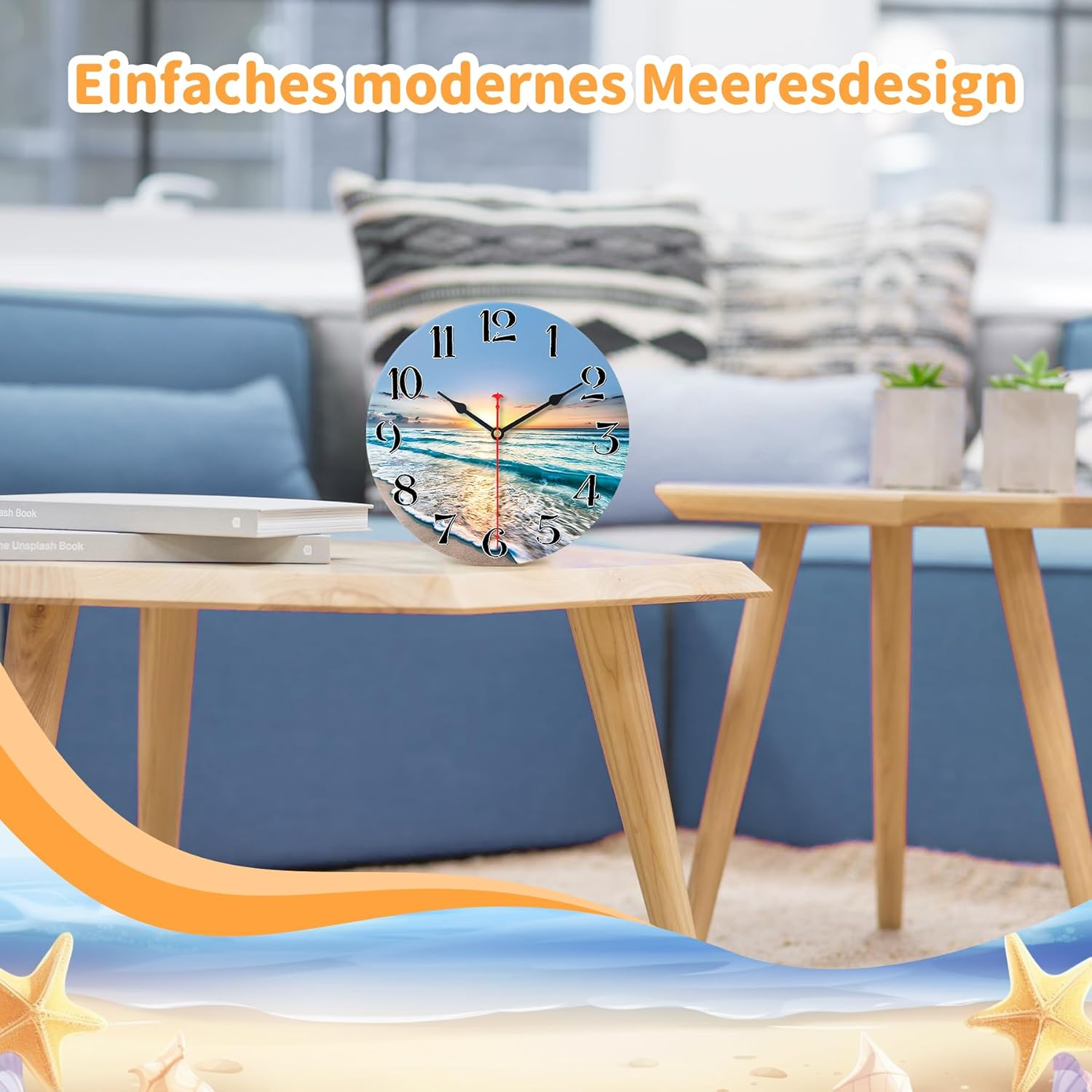 Eine runde Uhr mit Meeresmotiv auf einem Holztisch in einem modernen Wohnzimmer.