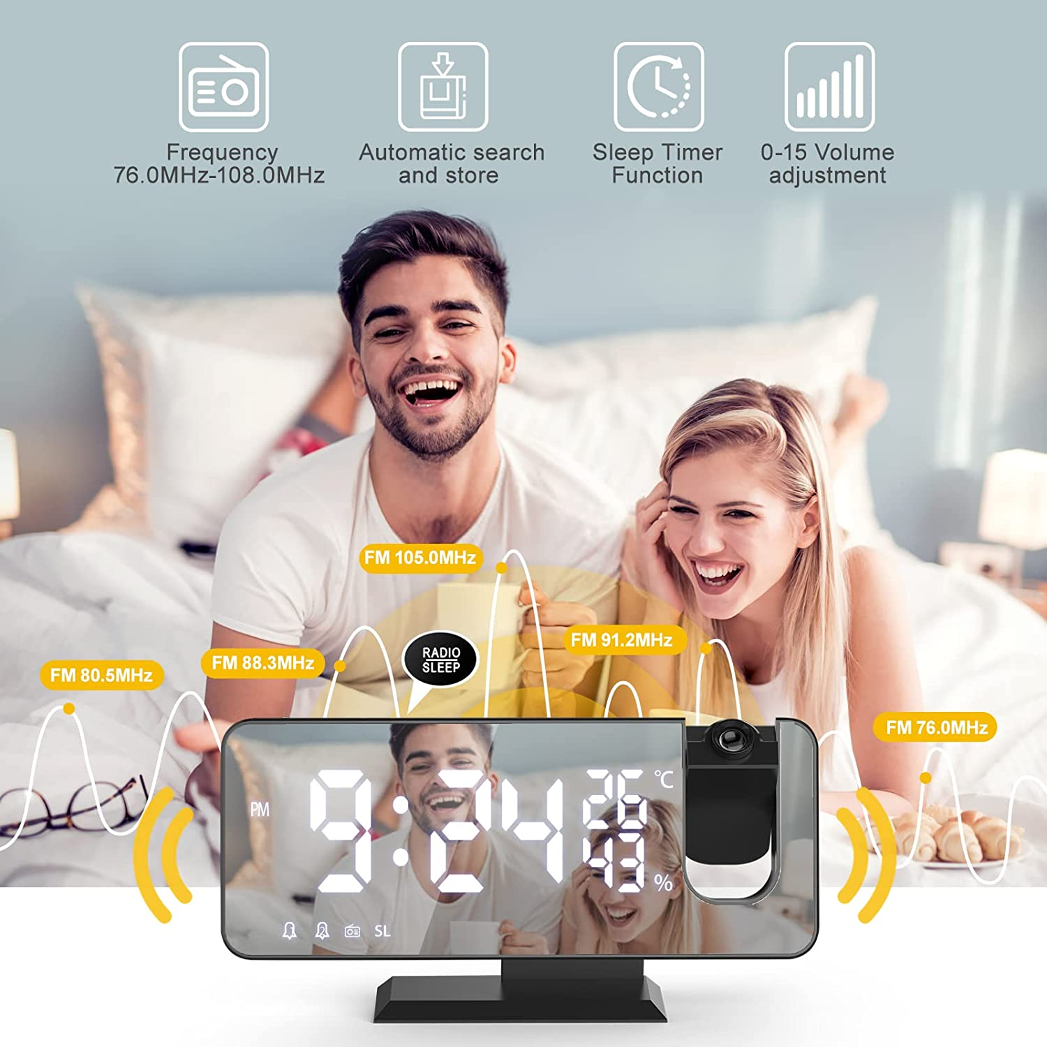 Glückliches Paar im Bett mit digitalem Projektionswecker im Vordergrund.