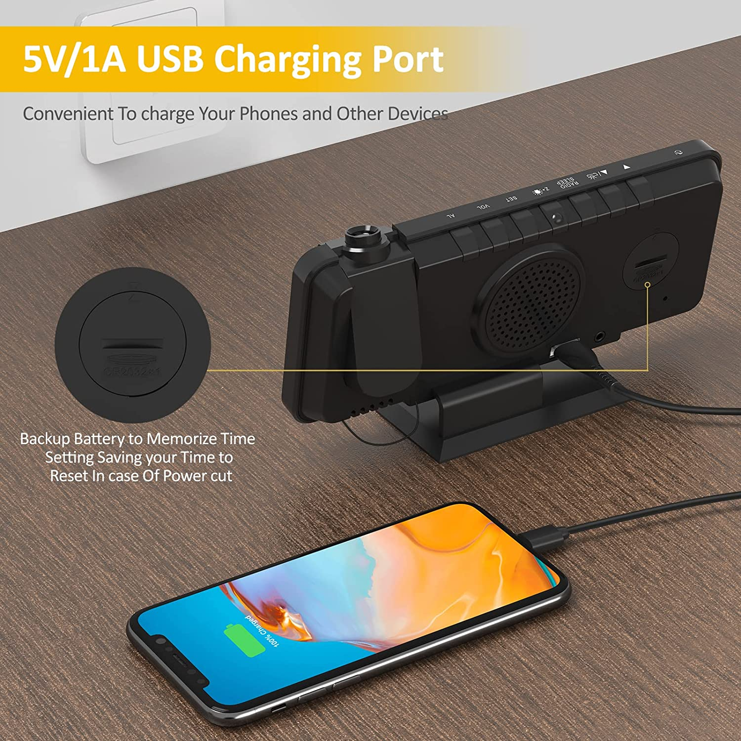 Eine Digitaluhr auf einem Holztisch mit USB-Ladeanschluss, der ein Smartphone lädt. Text hebt Backup-Batterie hervor.