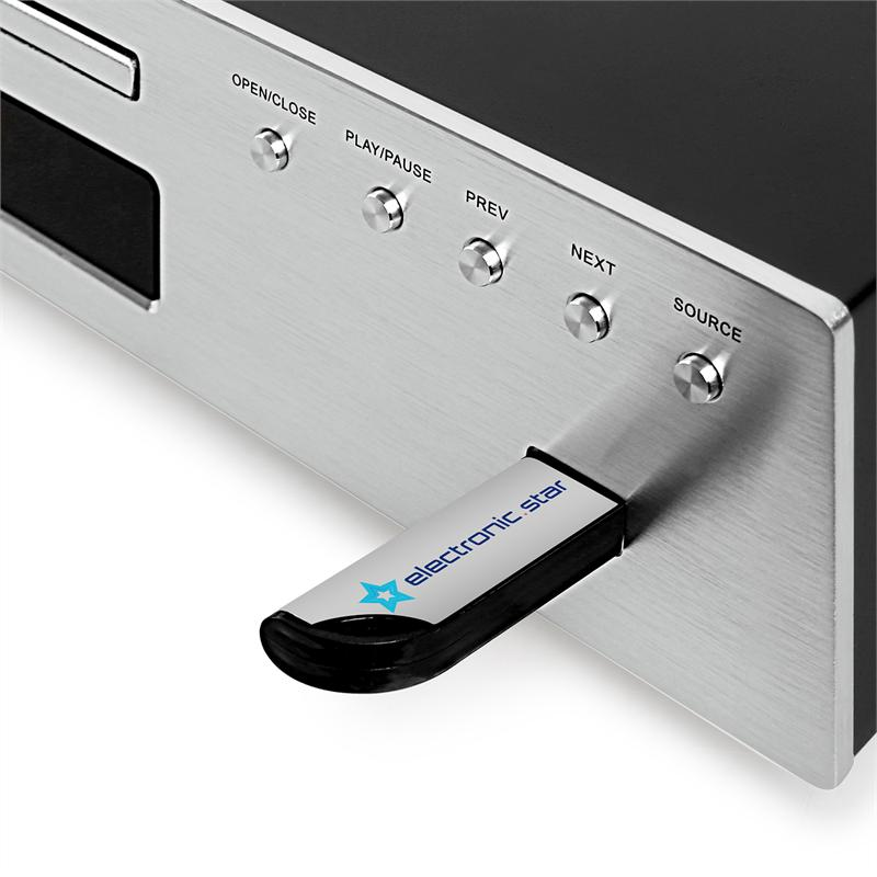 Silberner USB-Stick mit Aufschrift electronic star eingesteckt in ein Audioset.