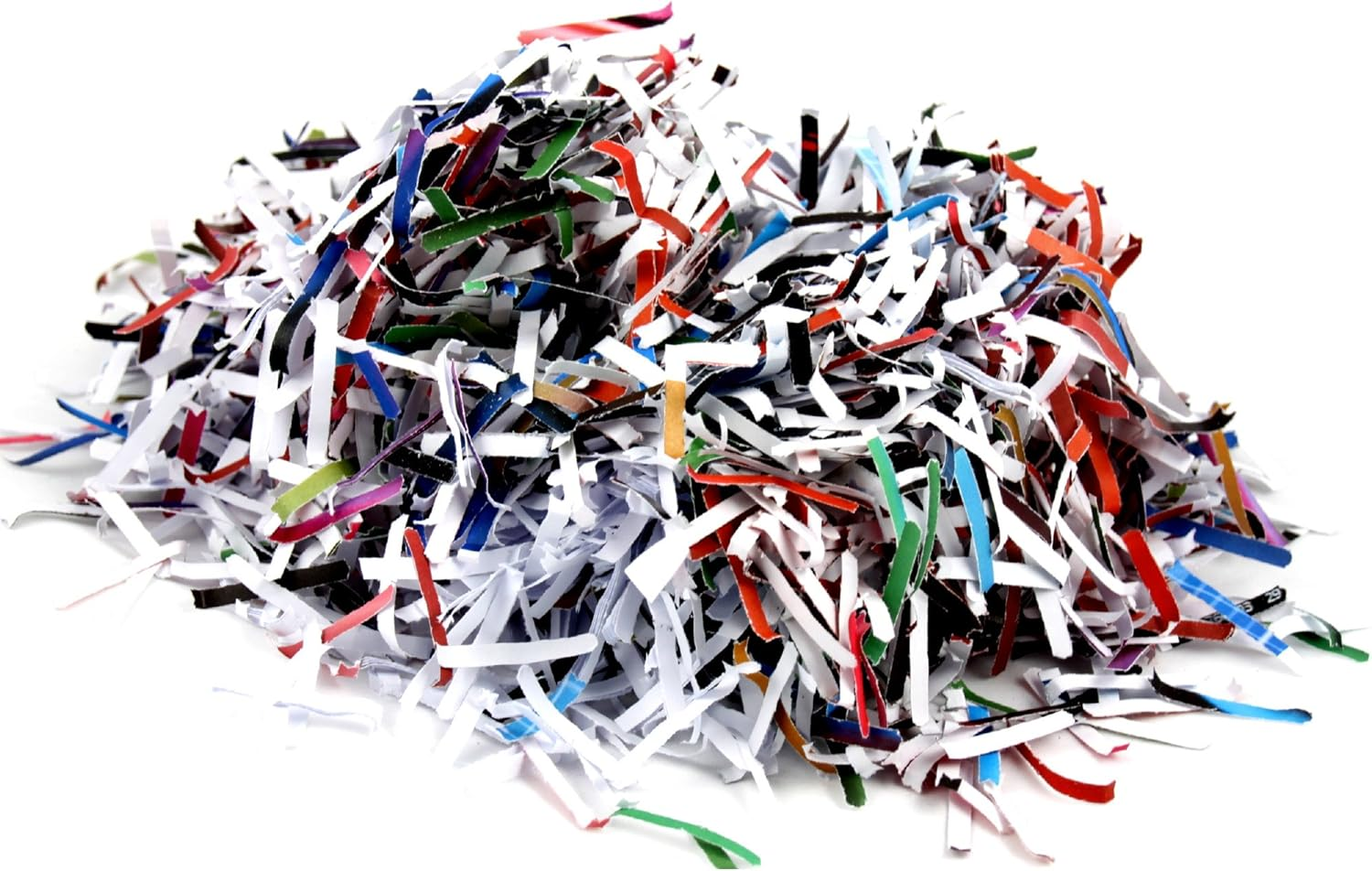 Ein großer Haufen bunter, geschredderter Papierstreifen vor weißem Hintergrund.
