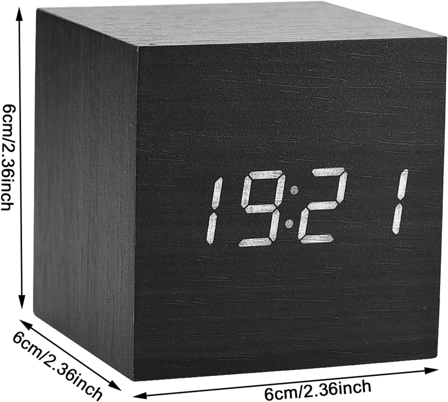 Schwarzer holzartiger Digitaler Wecker in Würfelform mit leuchtenden Ziffern und Maßen von 6 cm.
