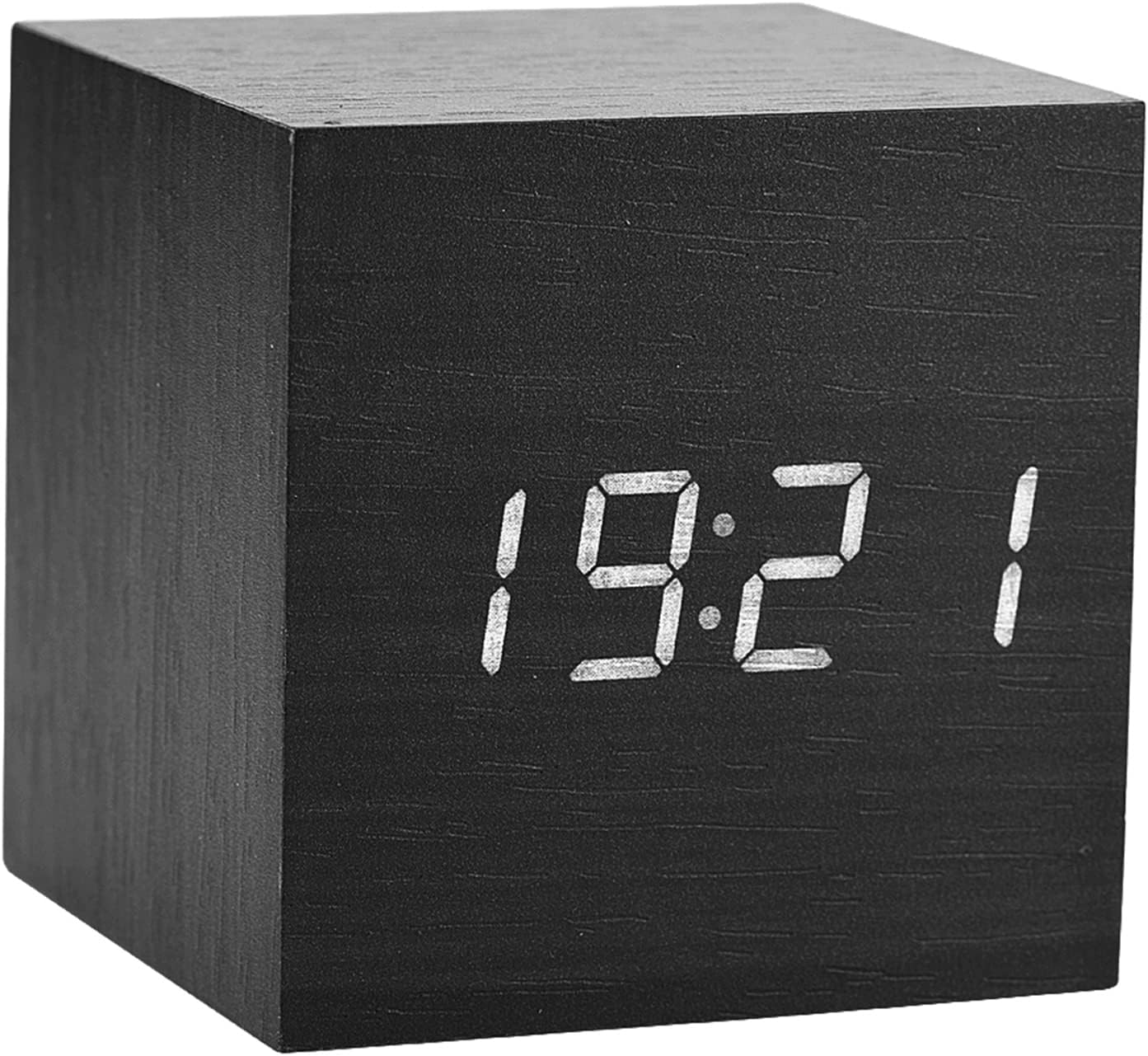 Eine schwarze, würfelförmige Holzuhr mit weißen LED-Zahlen, die die Zeit 19:21 anzeigt.