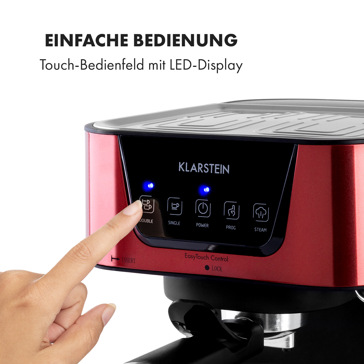 Eine Hand bedient das Touch-Bedienfeld einer roten Klarstein Kaffeemaschine mit blauen LEDs.