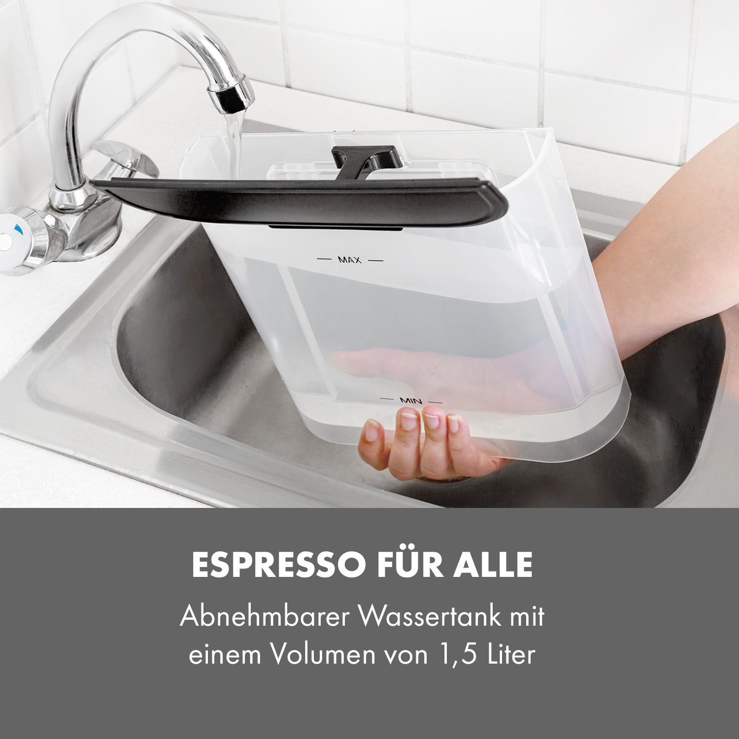 Eine Person füllt einen Wassertank für eine Kaffeemaschine unter einem Wasserhahn.