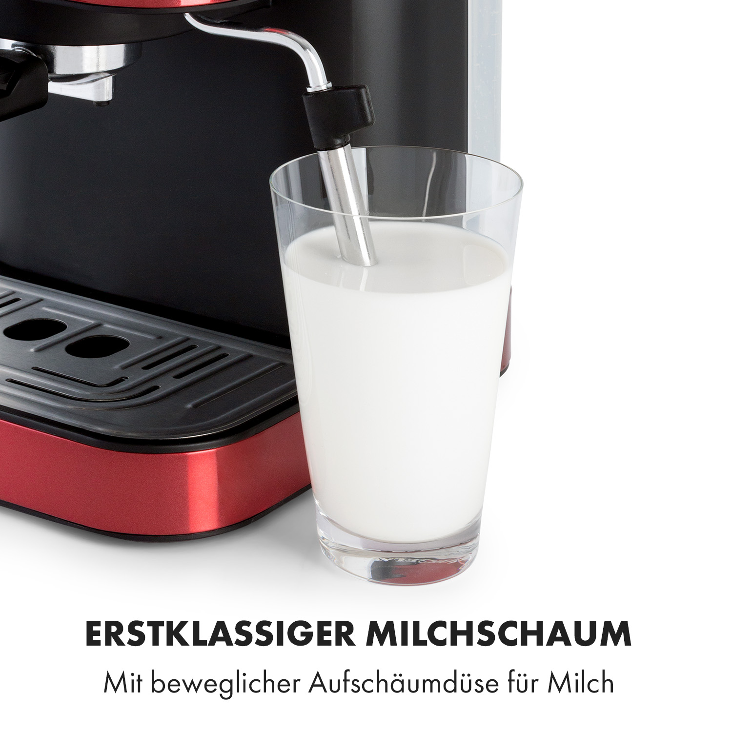 Eine Kaffeemaschine mit Dampfdüse füllt ein Glas mit Milch vor weißem Hintergrund.