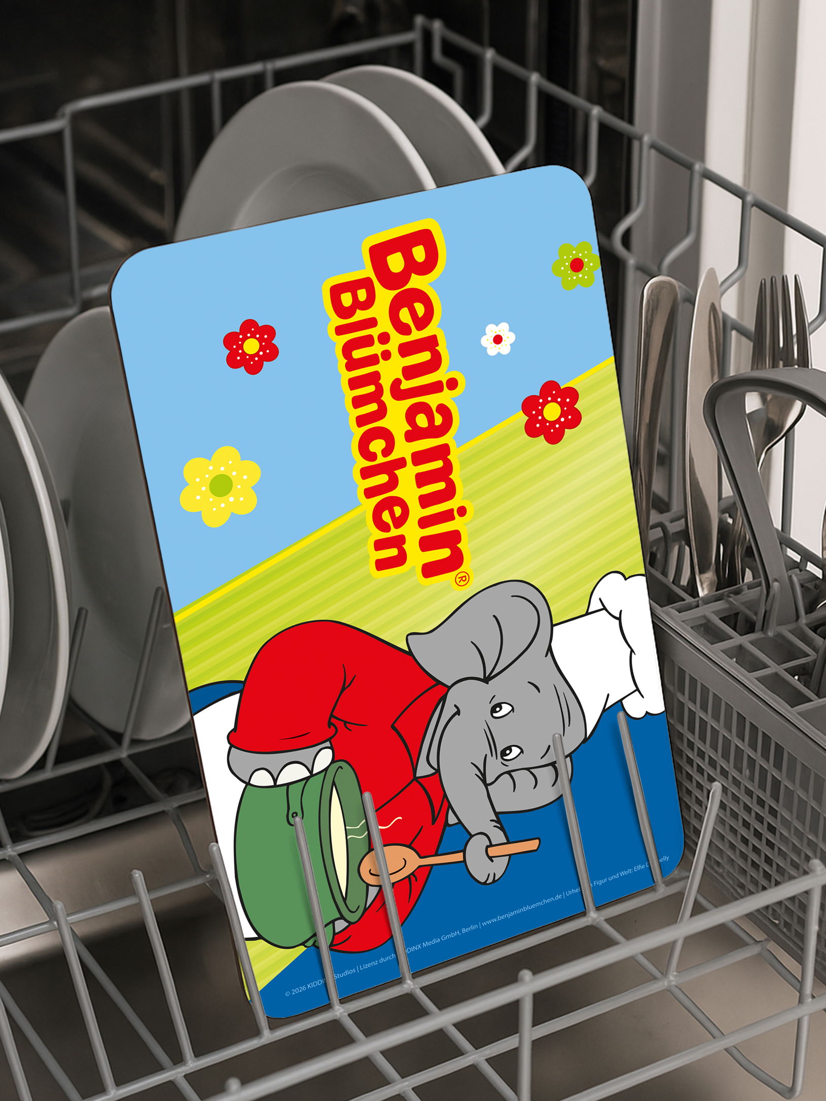 Ein Benjamin-Blümchen-Frühstücksbrettchen steht im Geschirrspüler, umgeben von Geschirr.
