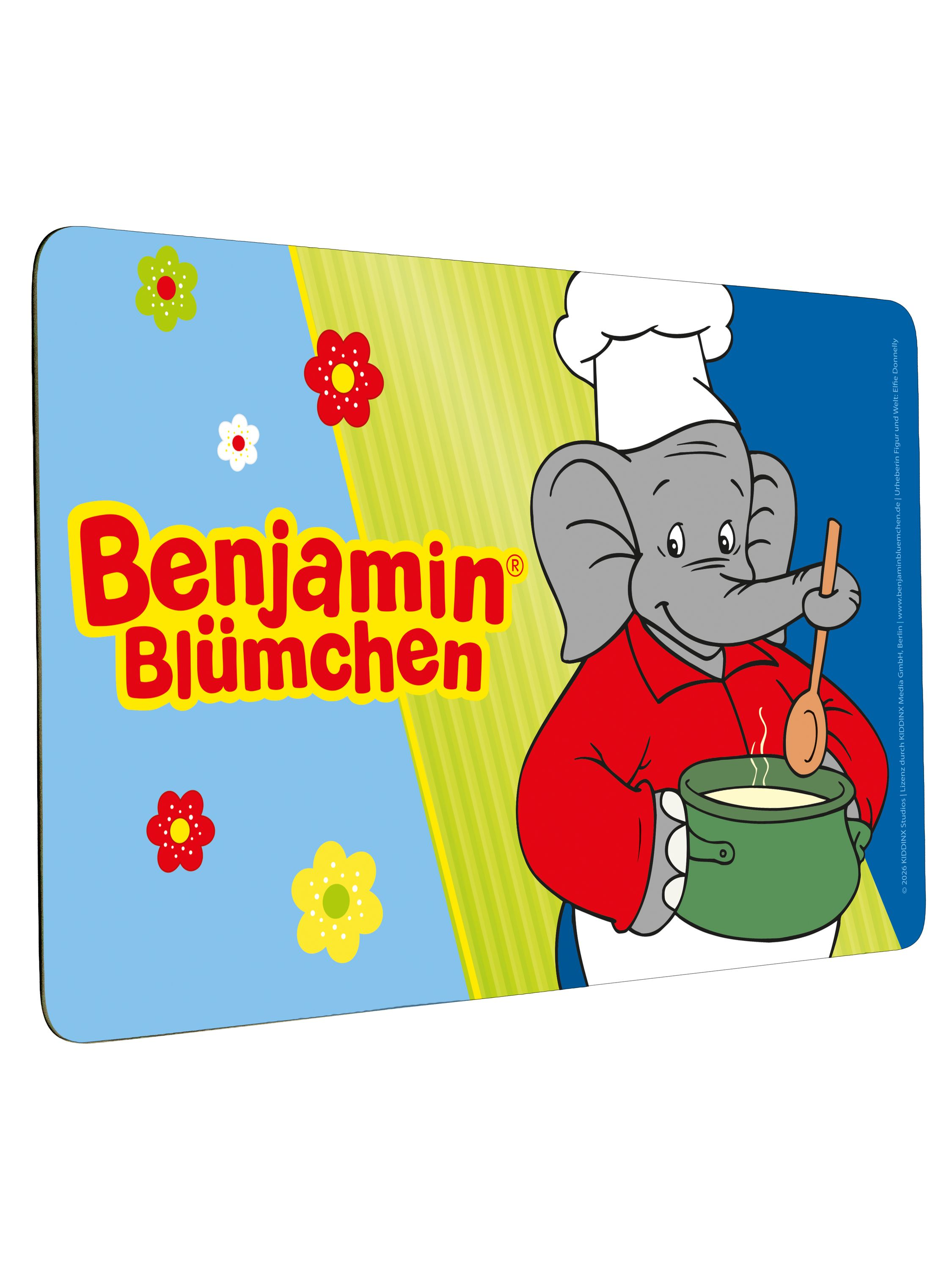 Benjamin Blümchen als Koch hält einen grünen Topf mit Kochlöffel, neben Schriftzug und bunten Blumen.