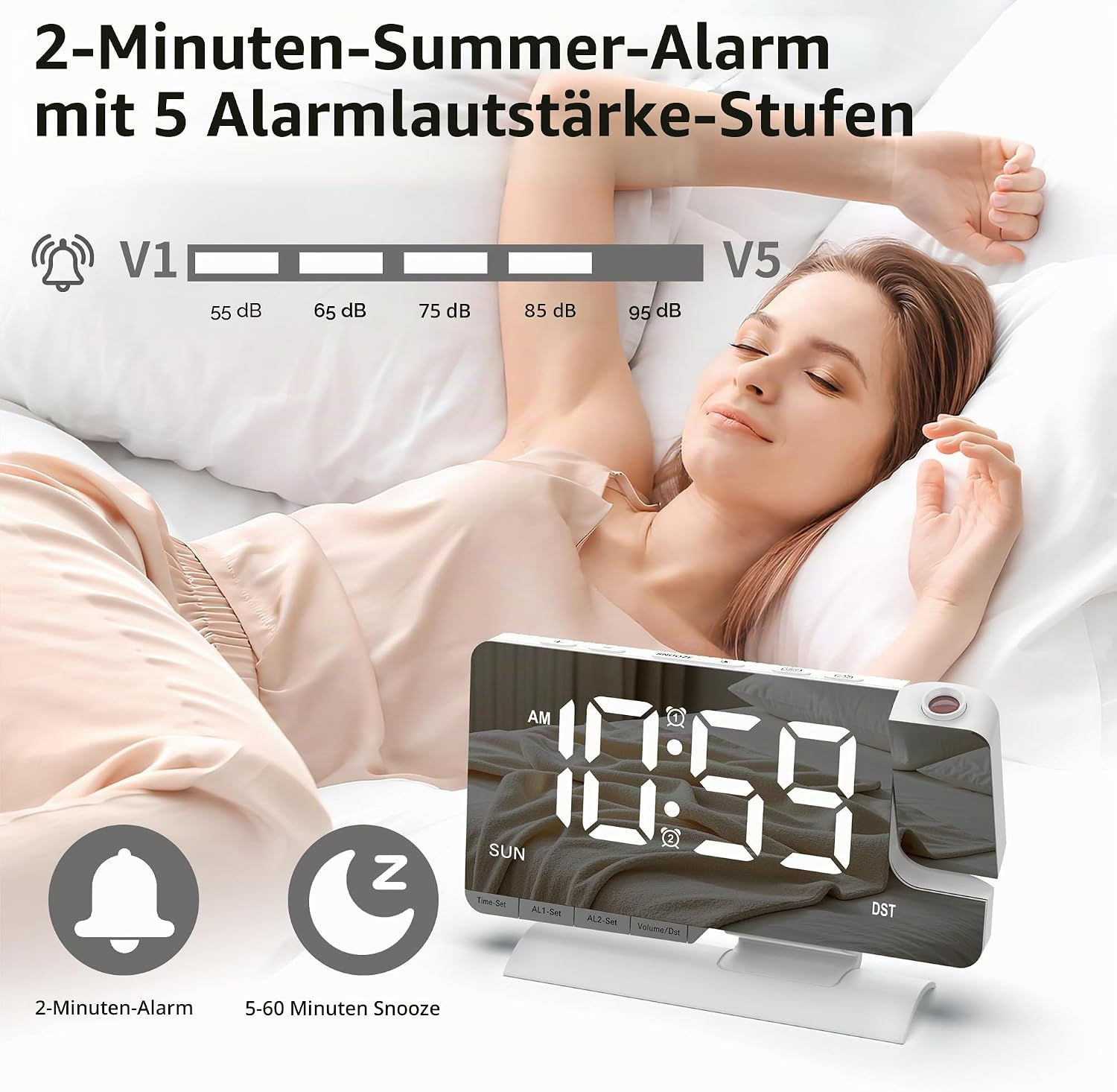 Frau schläft im Bett, im Vordergrund ein moderner Wecker mit digitaler Anzeige und Projektor.