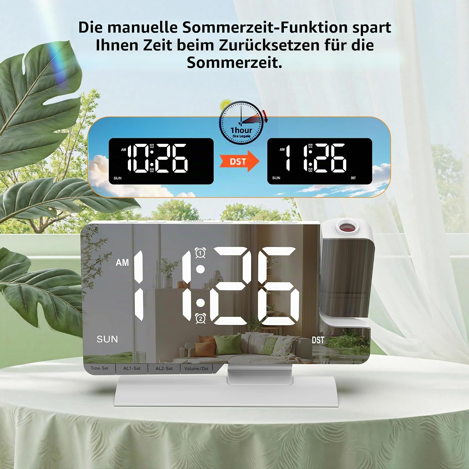 Digitale Projektionsuhr mit Spiegelfläche und Sommerzeitfunktion auf einem Tisch vor einem Fenster.