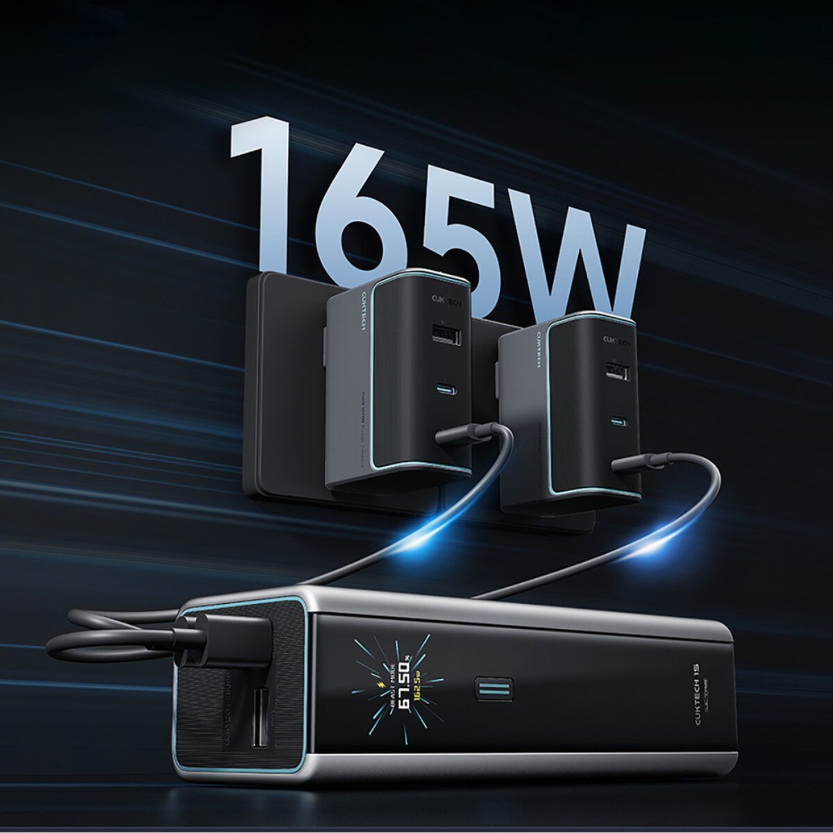 Ein 165W Schnellladegerät mit zwei Wandadaptern und einer Powerbank mit digitalem Display auf dunklem Hintergrund.
