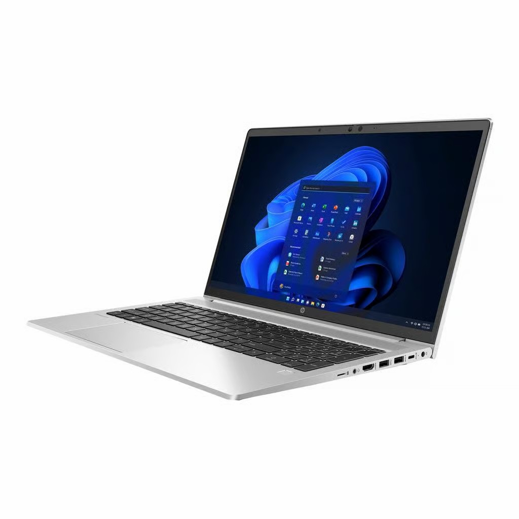 Ein silberner Laptop mit schwarzer Tastatur und blauem Hintergrundbild steht auf weißem Grund.