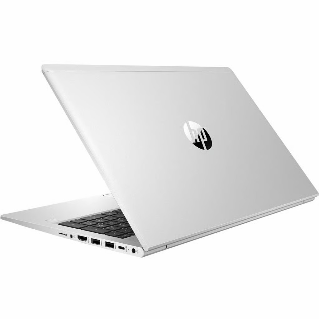 Ein silberner HP Laptop steht auf einer weißen Oberfläche, zeigt das Logo auf dem Deckel.