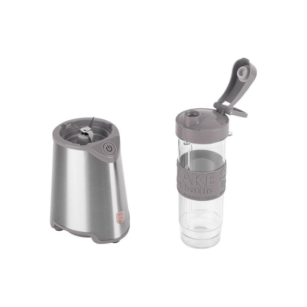 Une base de blender argentée avec des lames et une grande bouteille en plastique avec un couvercle gris ouvert.