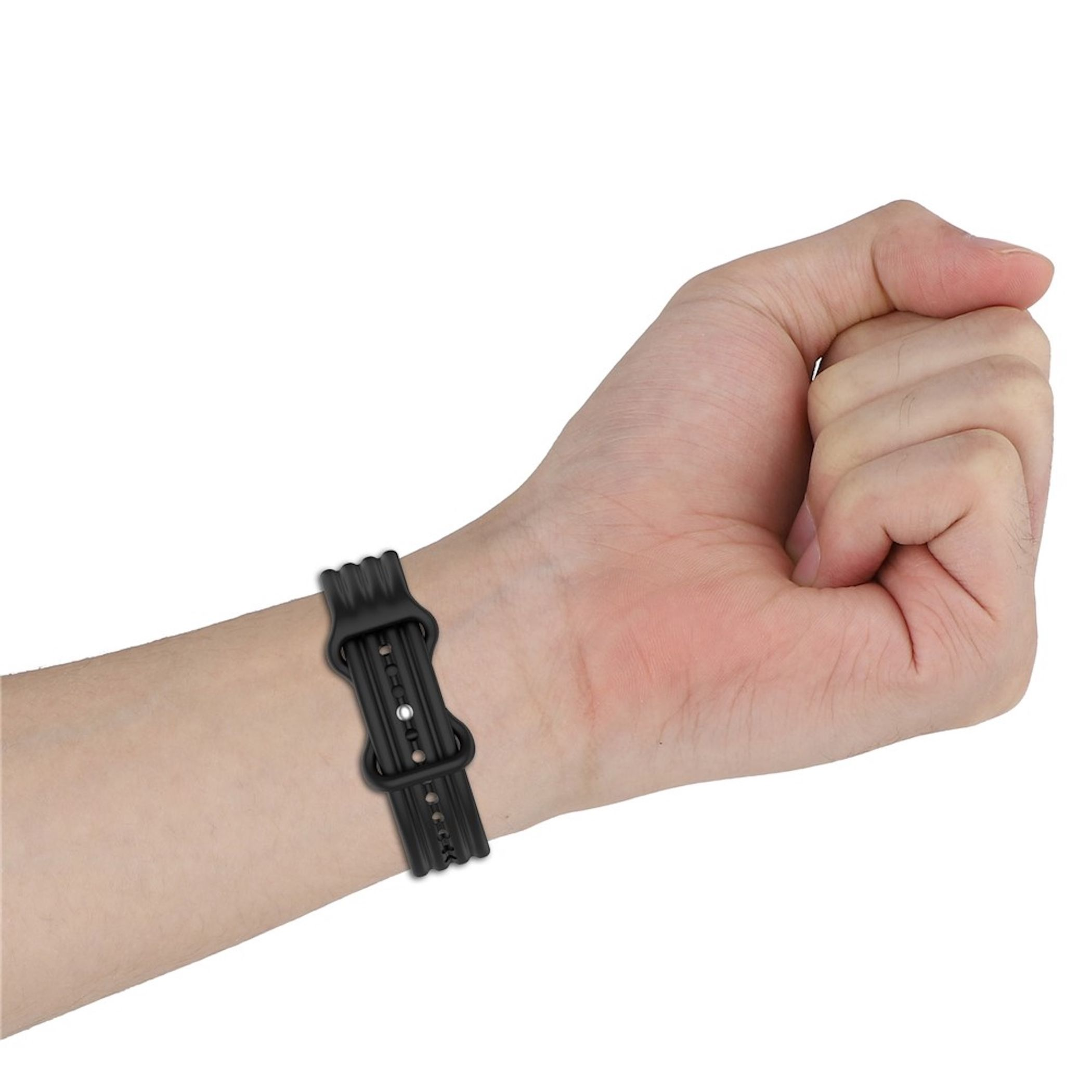 Ein schwarzes Armband mit silberner Perle wird am Handgelenk einer geschlossenen Faust getragen.
